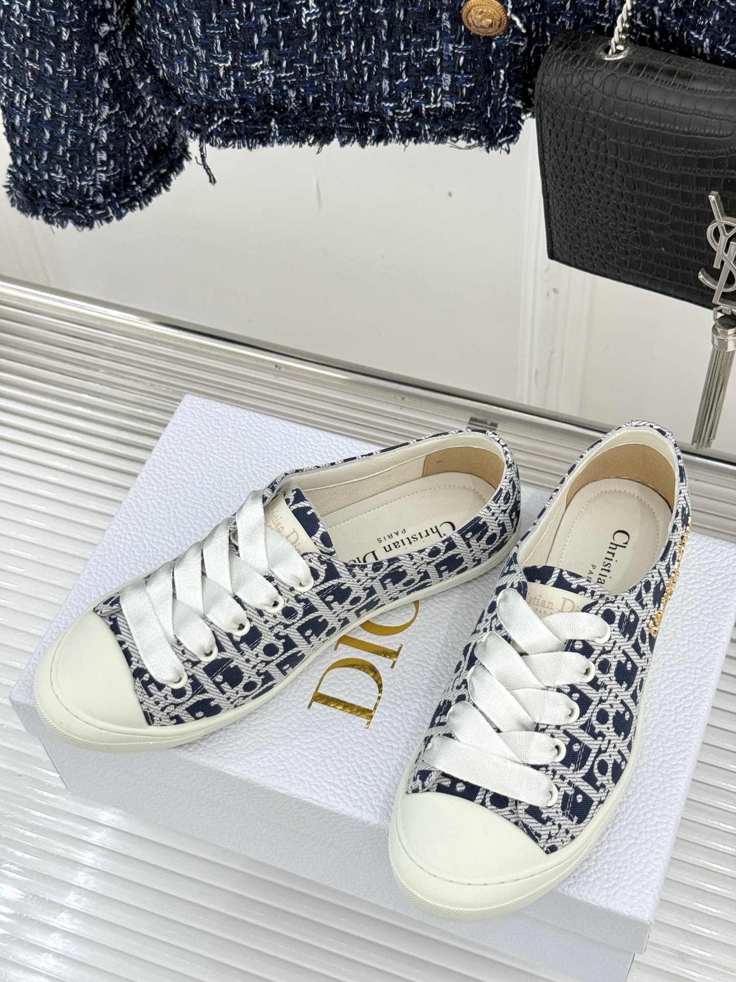 Dior/迪奥25ss新品芭蕾风休闲鞋
当芭蕾艺术与日常休闲碰撞会擦出火花?
D家给出了答案——这双真