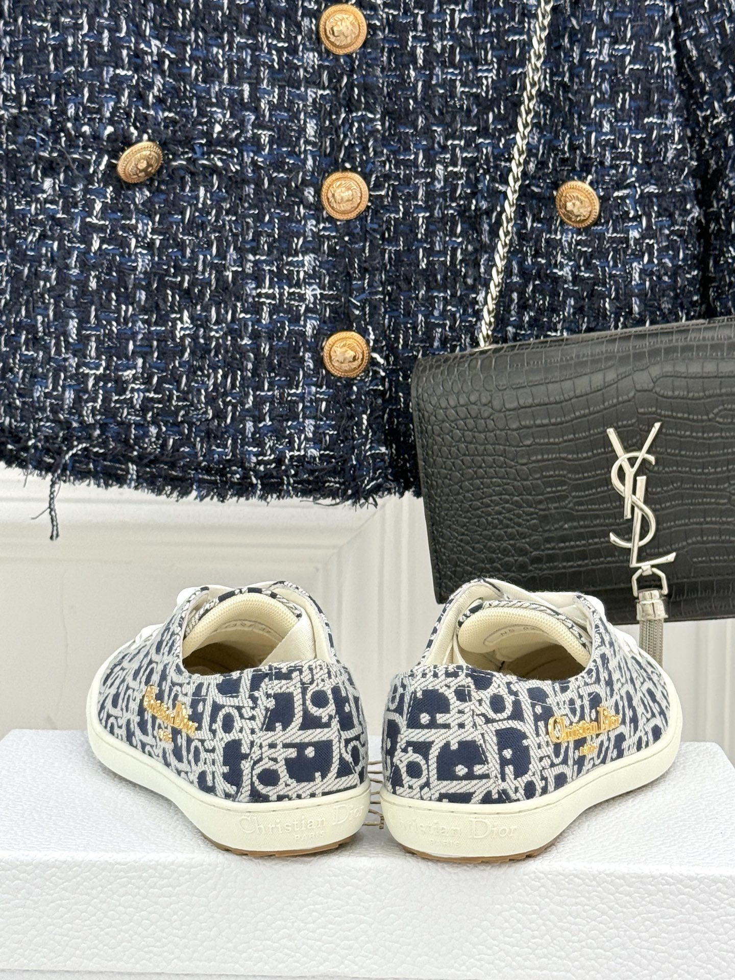 Dior/迪奥25ss新品芭蕾风休闲鞋
当芭蕾艺术与日常休闲碰撞会擦出火花?
D家给出了答案——这双真