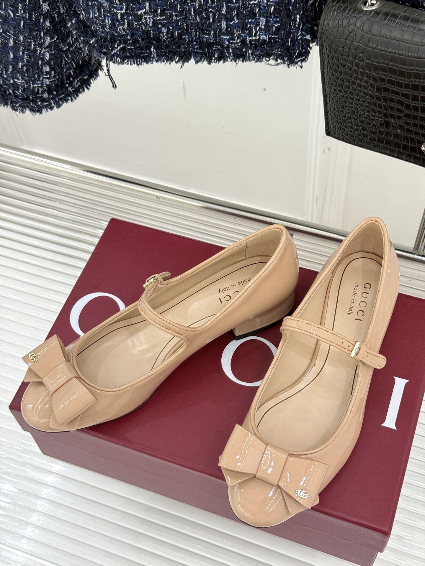 Gucci/古驰25WF新品蝴蝶结玛丽珍鞋
这款玛丽珍是时尚与经典的完美交融
鞋头的蝴蝶结设计 无疑是