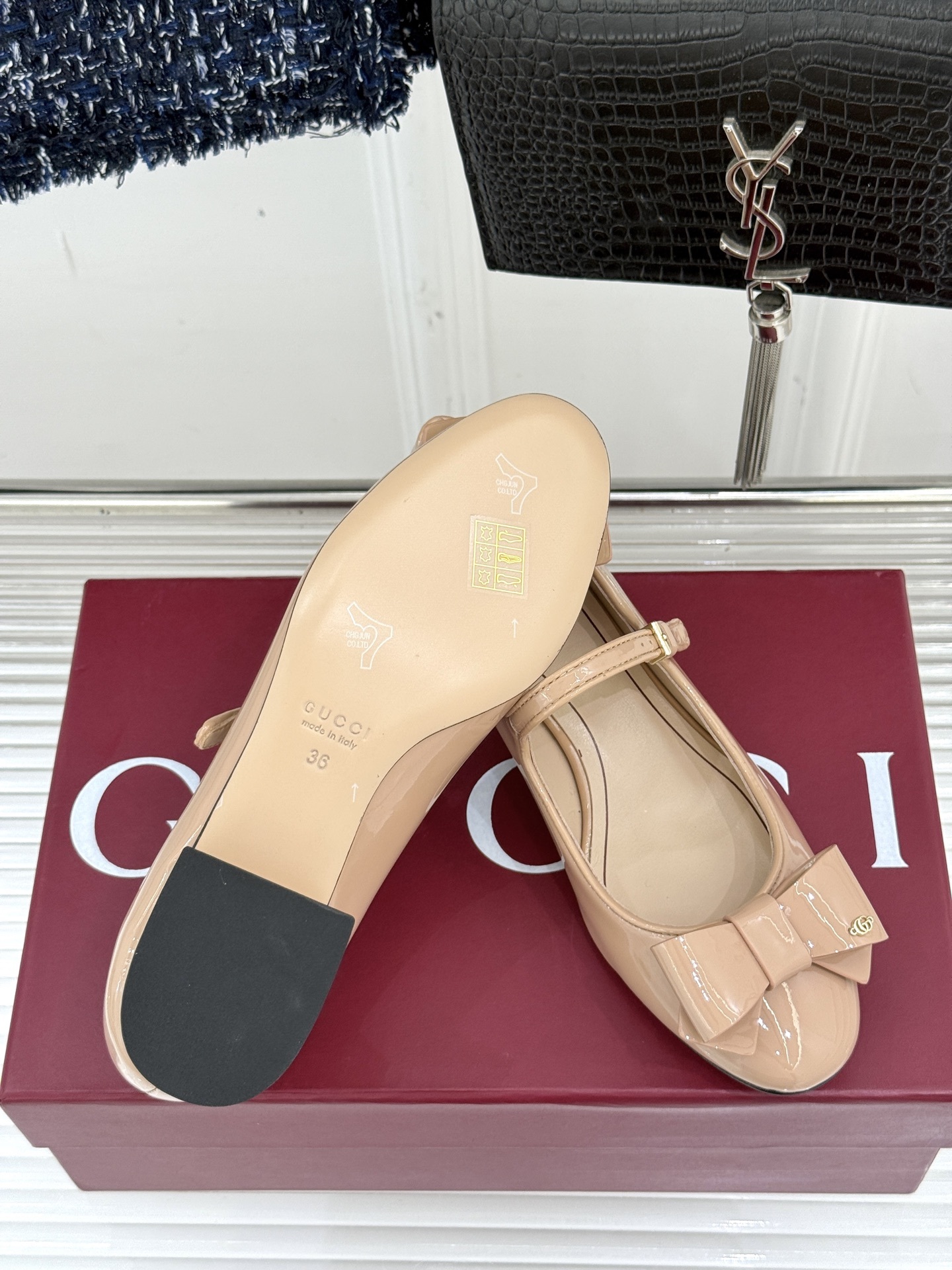 Gucci/古驰25WF新品蝴蝶结玛丽珍鞋
这款玛丽珍是时尚与经典的完美交融
鞋头的蝴蝶结设计 无疑是