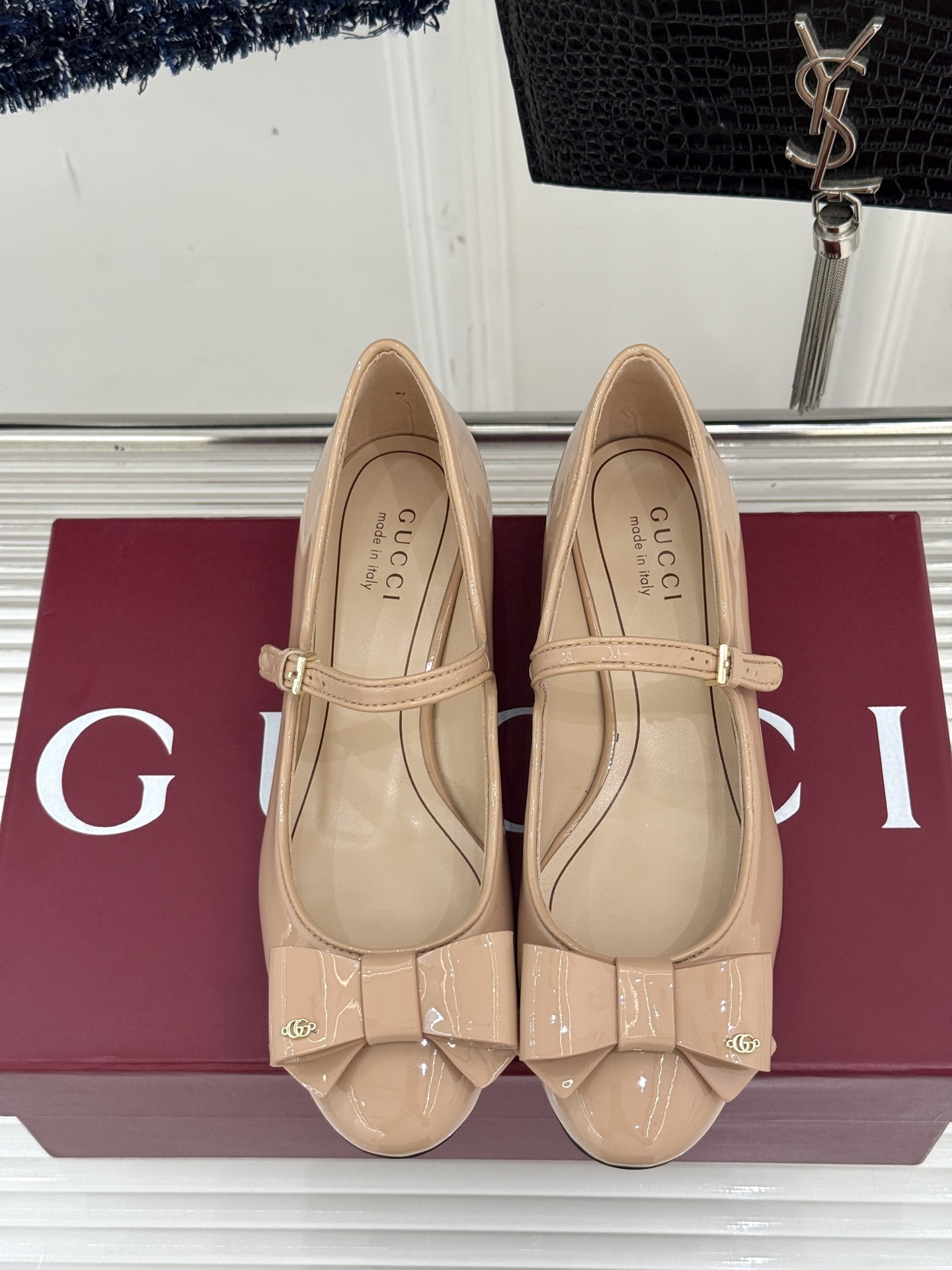 Gucci/古驰25WF新品蝴蝶结玛丽珍鞋
这款玛丽珍是时尚与经典的完美交融
鞋头的蝴蝶结设计 无疑是