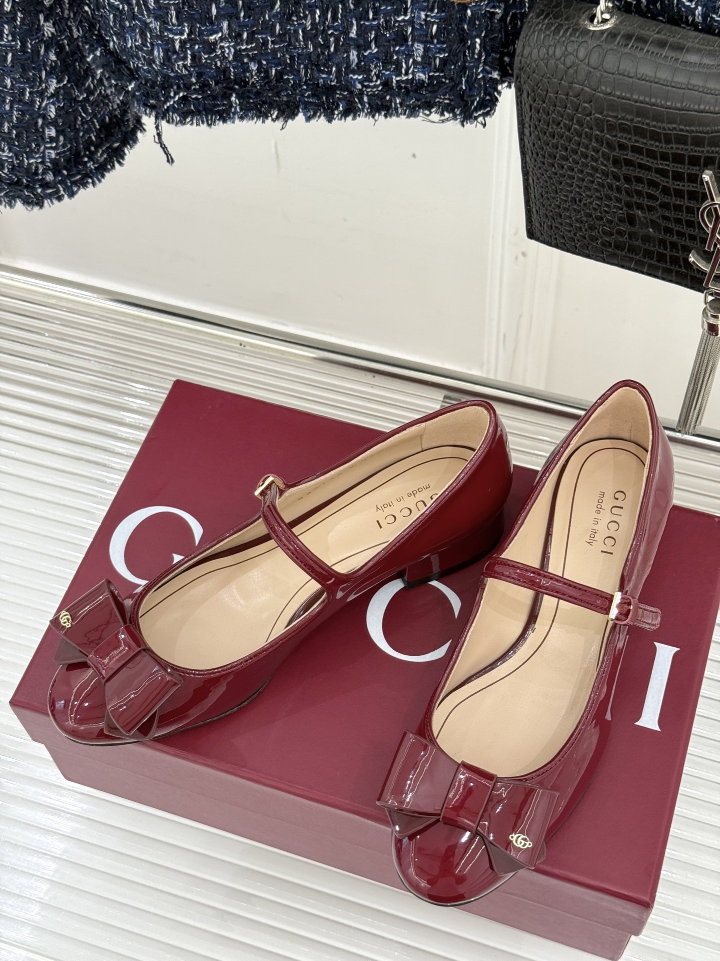 Gucci/古驰25WF新品蝴蝶结玛丽珍鞋
这款玛丽珍是时尚与经典的完美交融
鞋头的蝴蝶结设计 无疑是