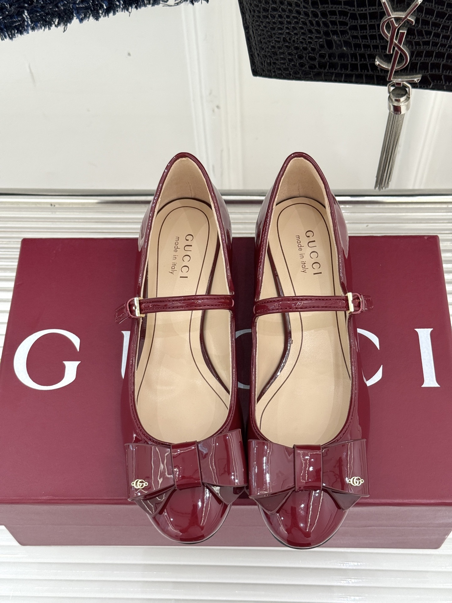 Gucci/古驰25WF新品蝴蝶结玛丽珍鞋
这款玛丽珍是时尚与经典的完美交融
鞋头的蝴蝶结设计 无疑是