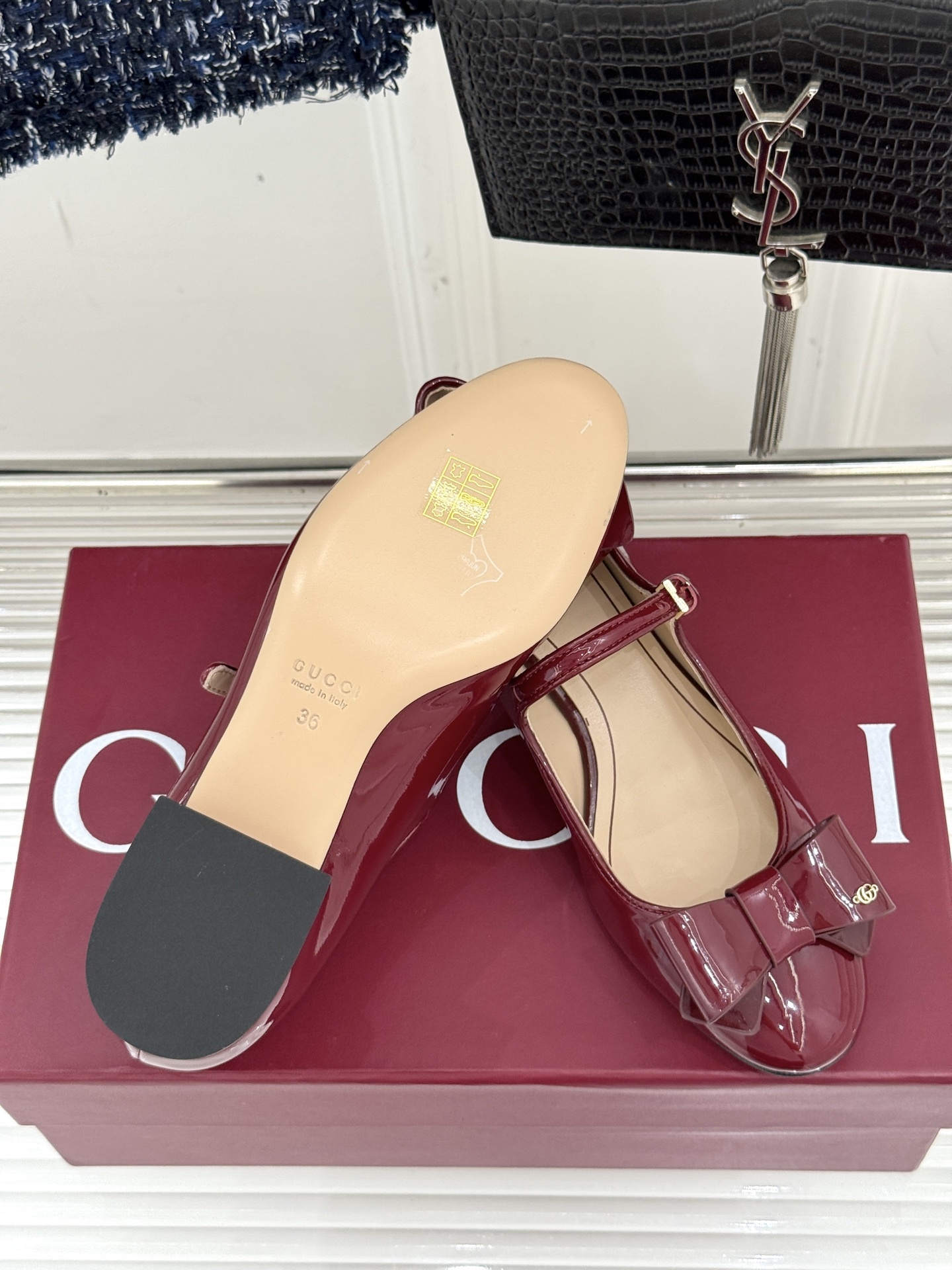 Gucci/古驰25WF新品蝴蝶结玛丽珍鞋
这款玛丽珍是时尚与经典的完美交融
鞋头的蝴蝶结设计 无疑是