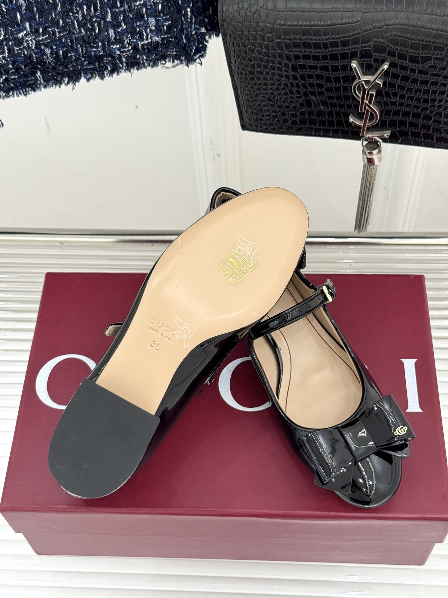 Gucci/古驰25WF新品蝴蝶结玛丽珍鞋
这款玛丽珍是时尚与经典的完美交融
鞋头的蝴蝶结设计 无疑是
