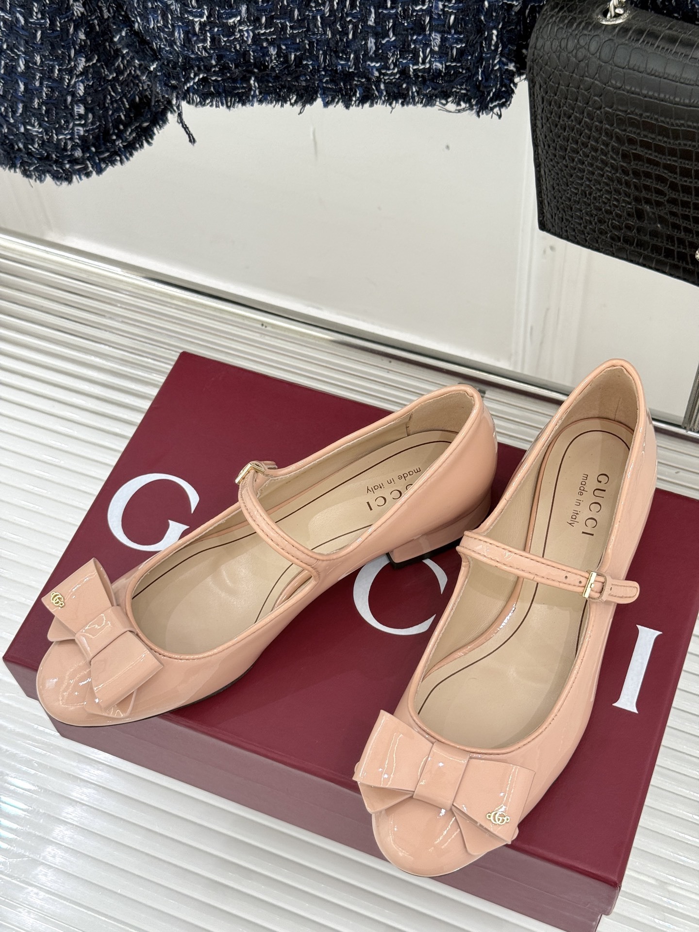 Gucci/古驰25WF新品蝴蝶结玛丽珍鞋
这款玛丽珍是时尚与经典的完美交融
鞋头的蝴蝶结设计 无疑是