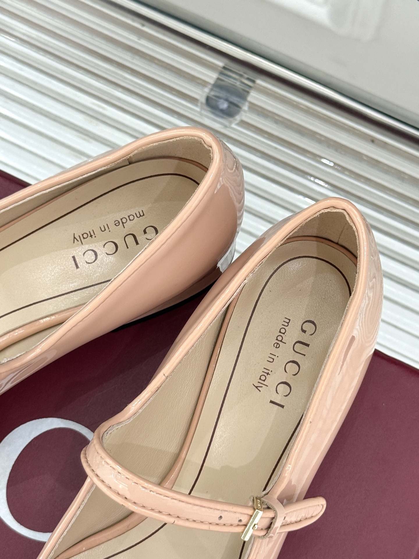 Gucci/古驰25WF新品蝴蝶结玛丽珍鞋
这款玛丽珍是时尚与经典的完美交融
鞋头的蝴蝶结设计 无疑是