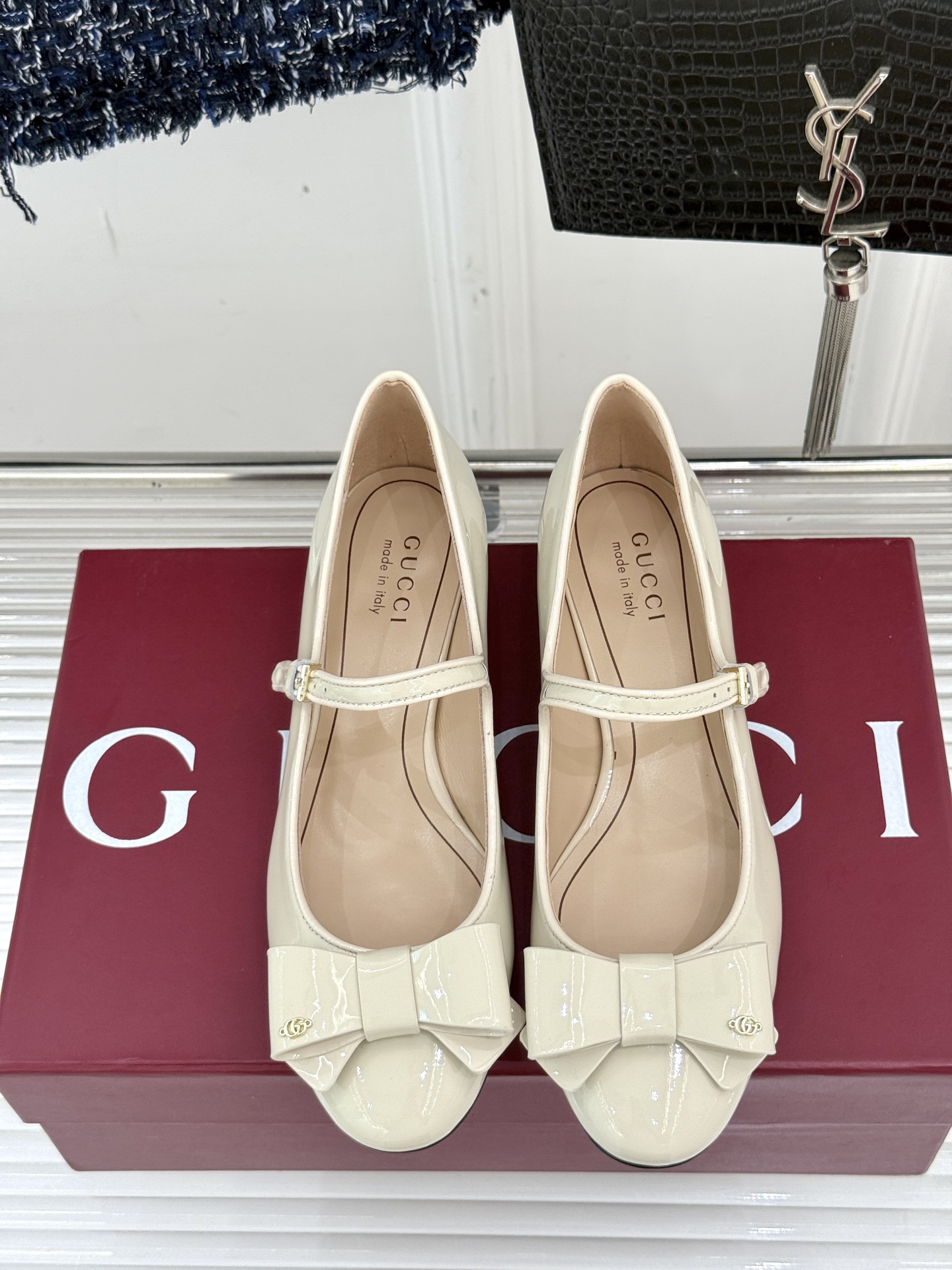 
Gucci/古驰25WF新品蝴蝶结玛丽珍鞋
这款玛丽珍是时尚与经典的完美交融
鞋头的蝴蝶结设计 无疑是