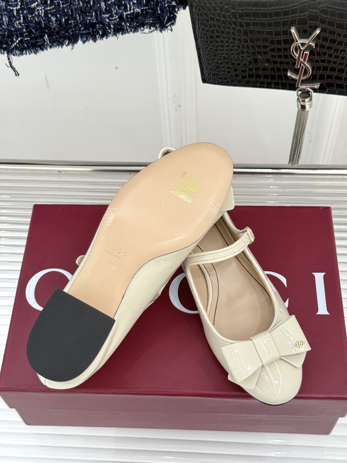 
Gucci/古驰25WF新品蝴蝶结玛丽珍鞋
这款玛丽珍是时尚与经典的完美交融
鞋头的蝴蝶结设计 无疑是