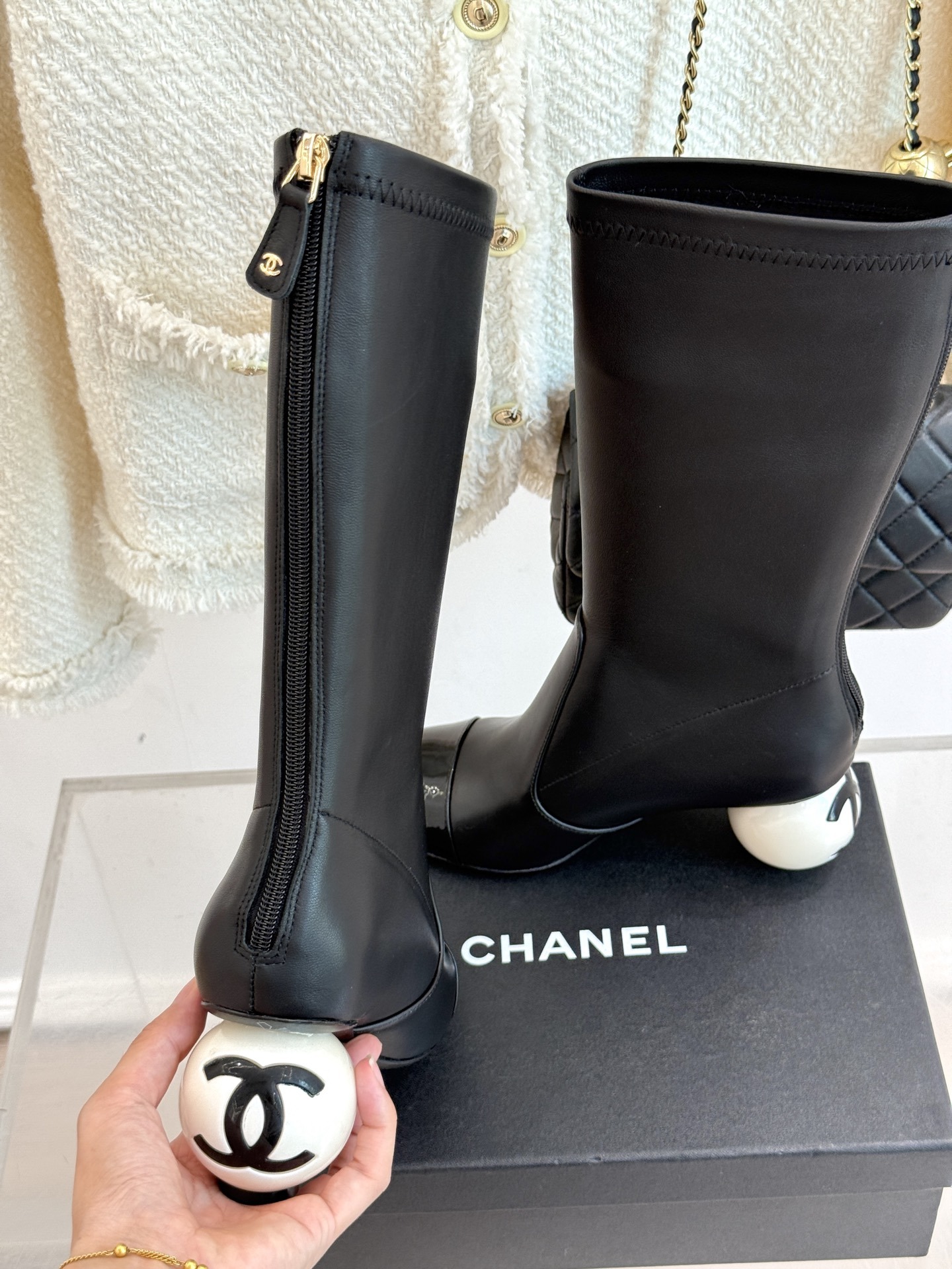 CHANE*|小香25A秋冬新品双C巨型珍珠跟
走秀弹力靴
在米兰时尚的T台上 亮相便艳惊四座
成功晋