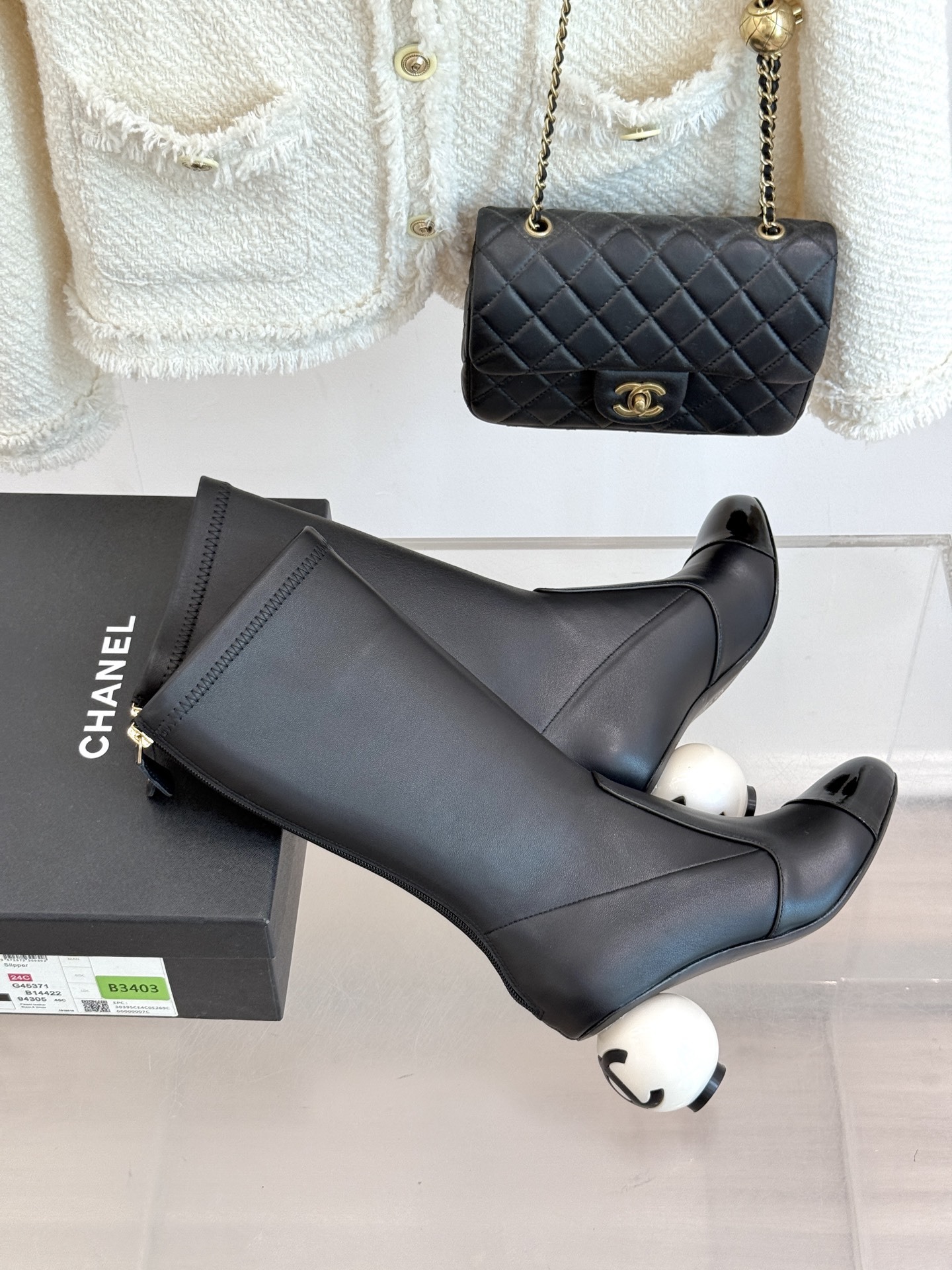 CHANE*|小香25A秋冬新品双C巨型珍珠跟
走秀弹力靴
在米兰时尚的T台上 亮相便艳惊四座
成功晋
