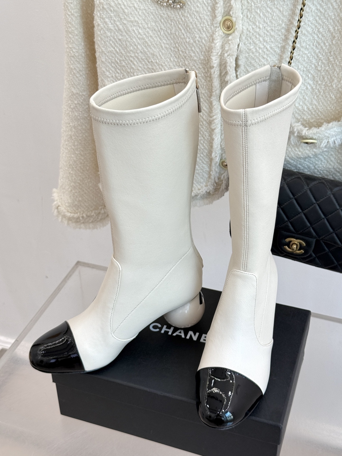 CHANE*|小香25A秋冬新品双C巨型珍珠跟
走秀弹力靴
在米兰时尚的T台上 亮相便艳惊四座
成功晋