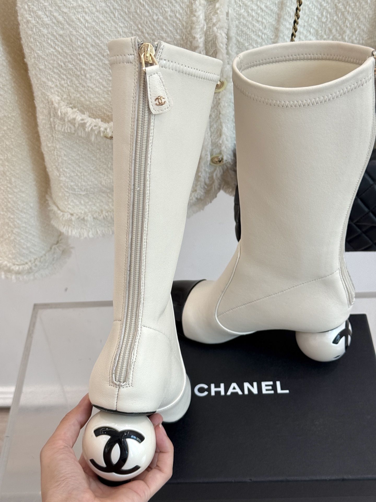 CHANE*|小香25A秋冬新品双C巨型珍珠跟
走秀弹力靴
在米兰时尚的T台上 亮相便艳惊四座
成功晋