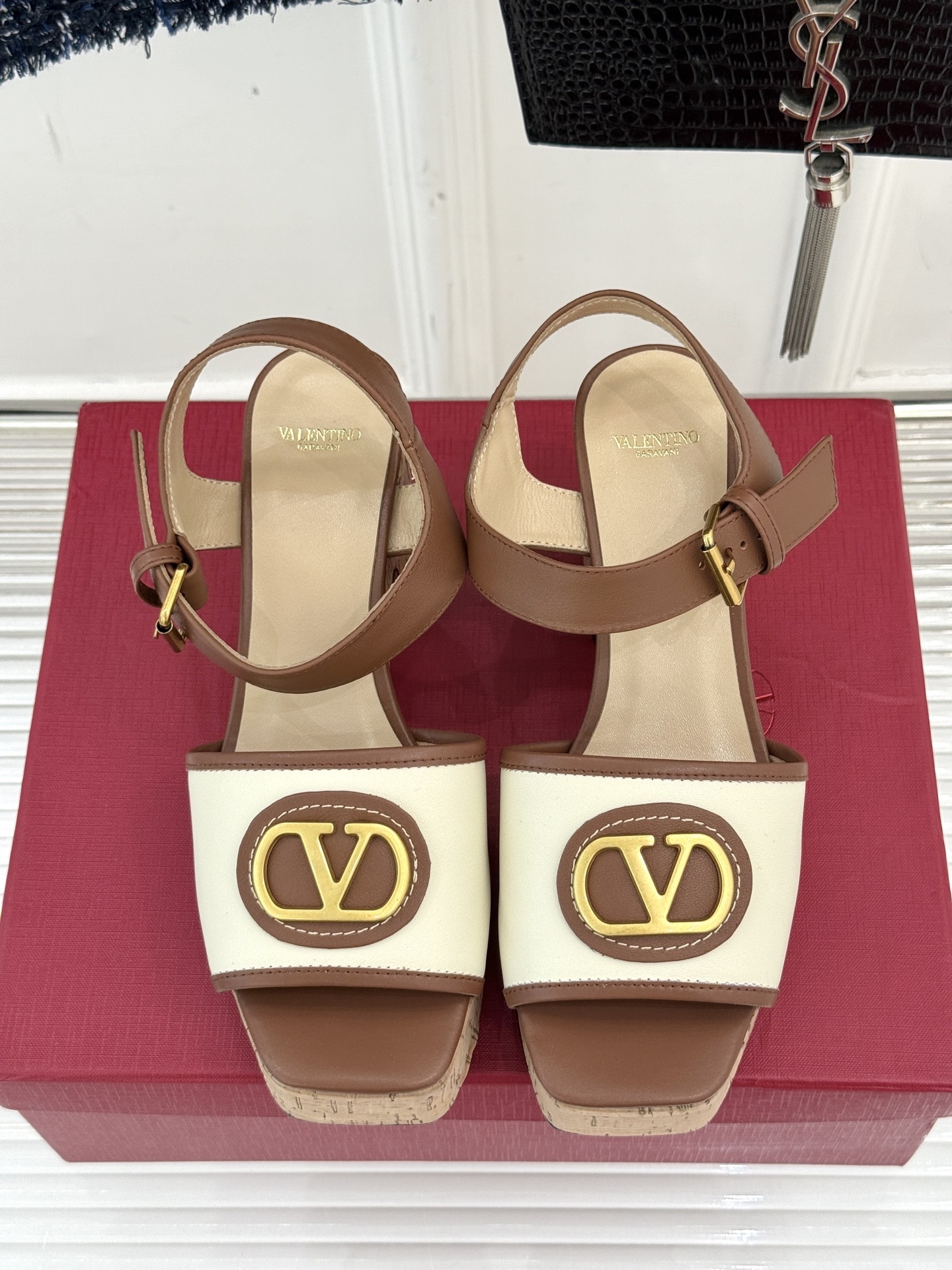 Valentino/华伦天奴25ss春夏新品
大V扣防水台木纹底高跟凉鞋
经典的大V扣设计 醒目又极