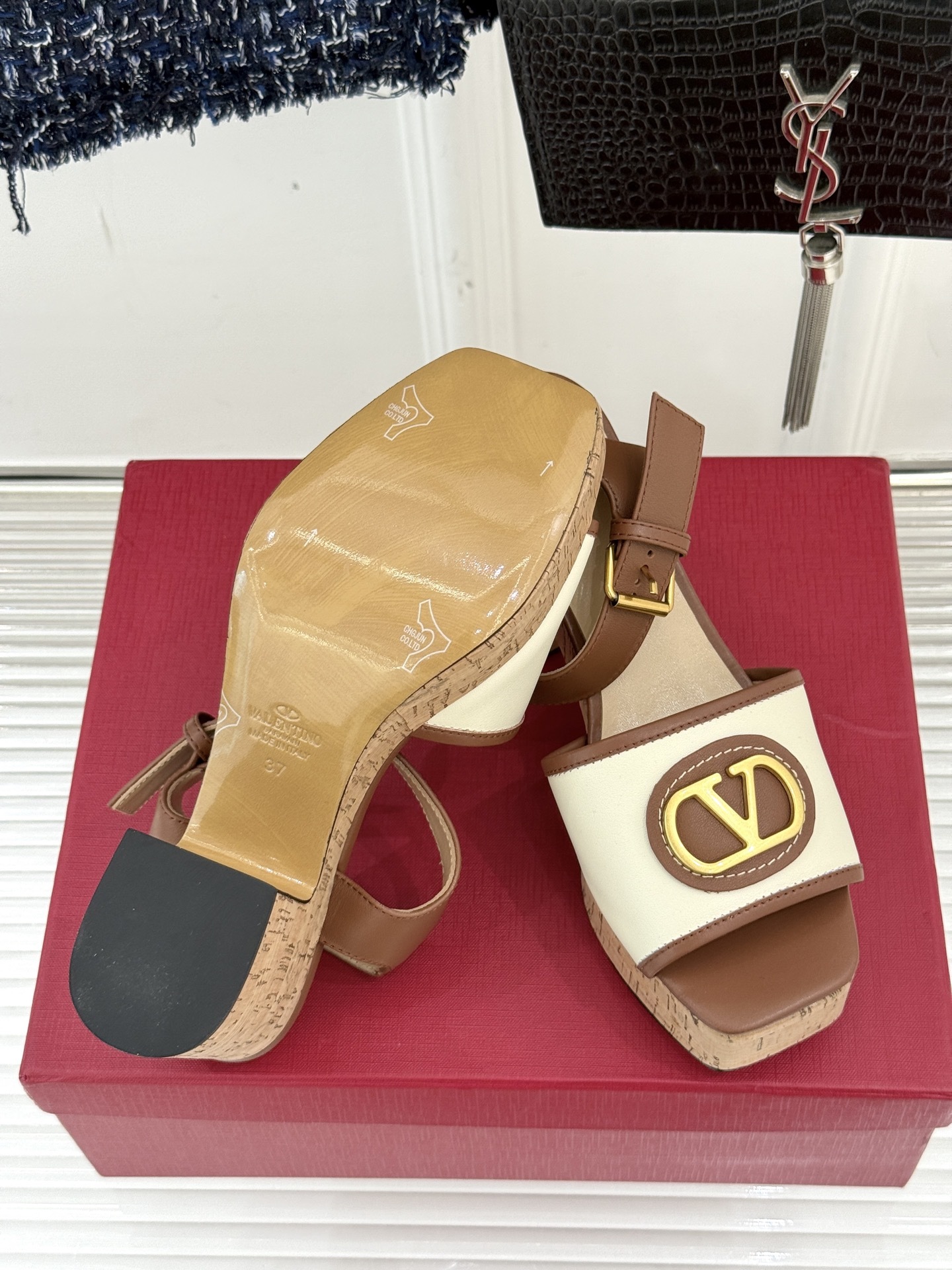 Valentino/华伦天奴25ss春夏新品
大V扣防水台木纹底高跟凉鞋
经典的大V扣设计 醒目又极