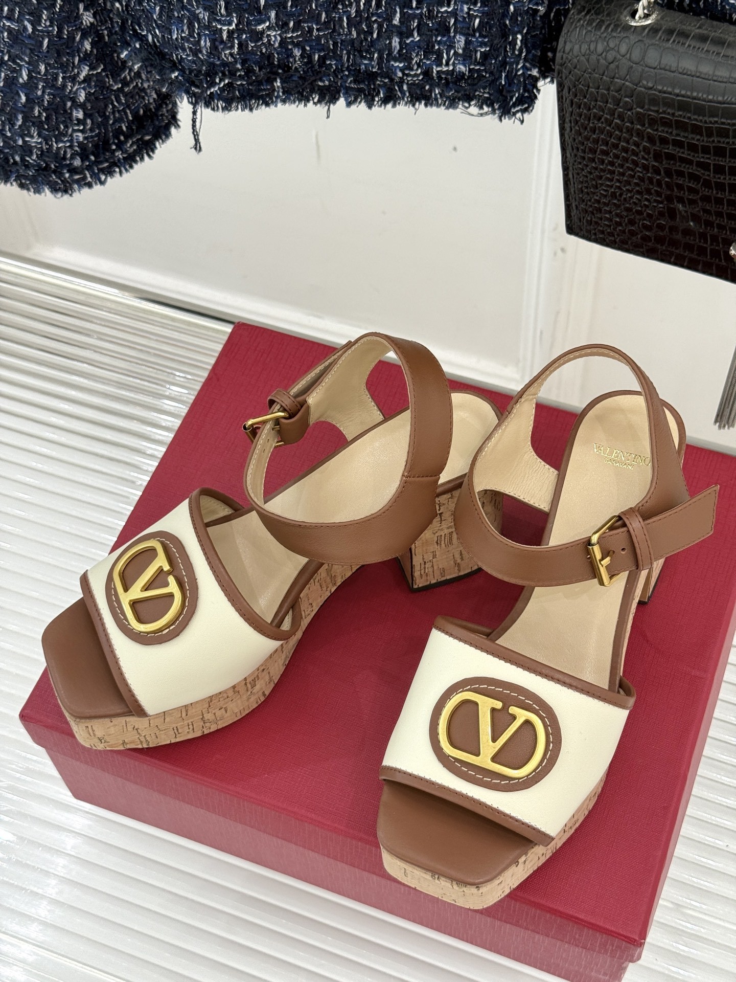 Valentino/华伦天奴25ss春夏新品
大V扣防水台木纹底高跟凉鞋
经典的大V扣设计 醒目又极