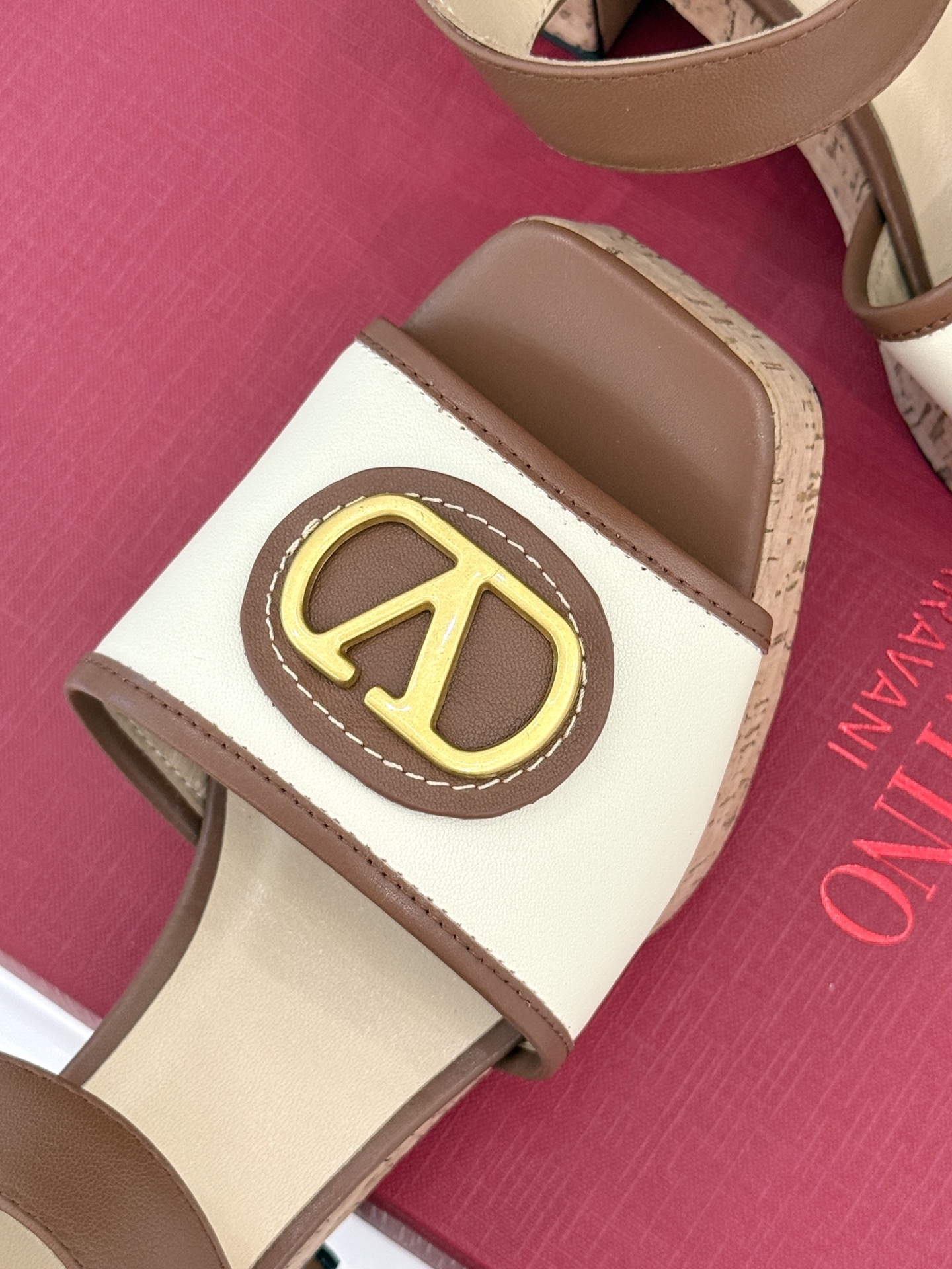 Valentino/华伦天奴25ss春夏新品
大V扣防水台木纹底高跟凉鞋
经典的大V扣设计 醒目又极