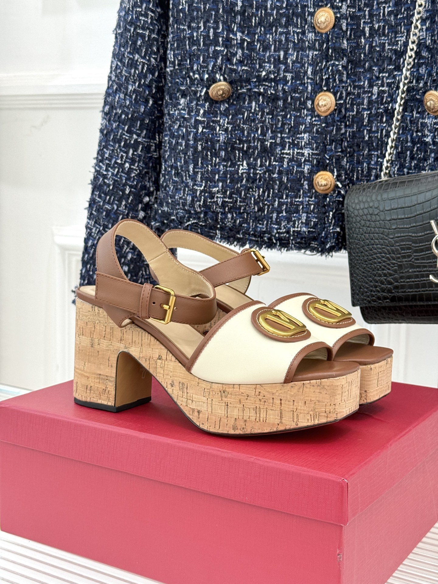 Valentino/华伦天奴25ss春夏新品
大V扣防水台木纹底高跟凉鞋
经典的大V扣设计 醒目又极