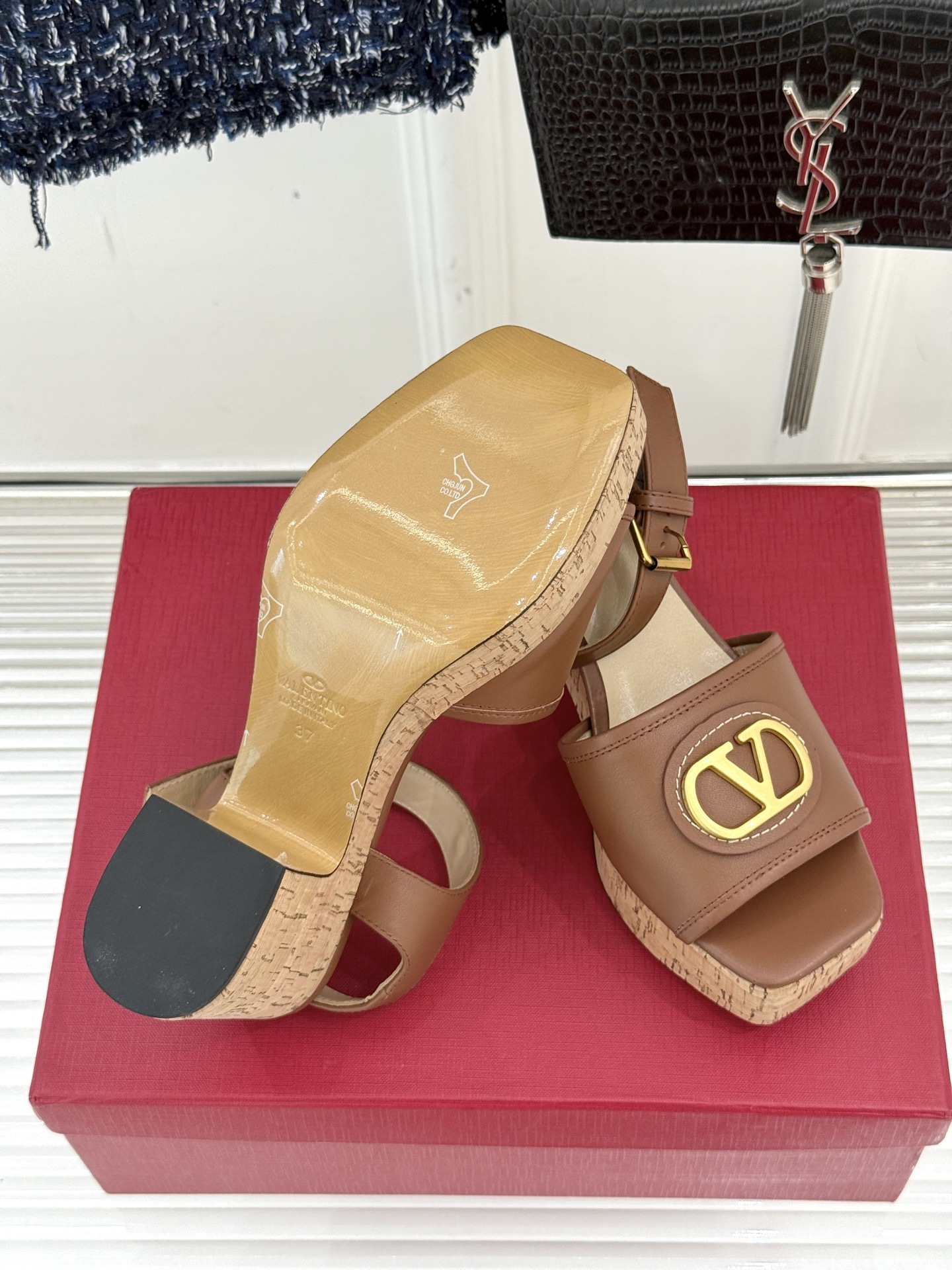 Valentino/华伦天奴25ss春夏新品
大V扣防水台木纹底高跟凉鞋
经典的大V扣设计 醒目又极