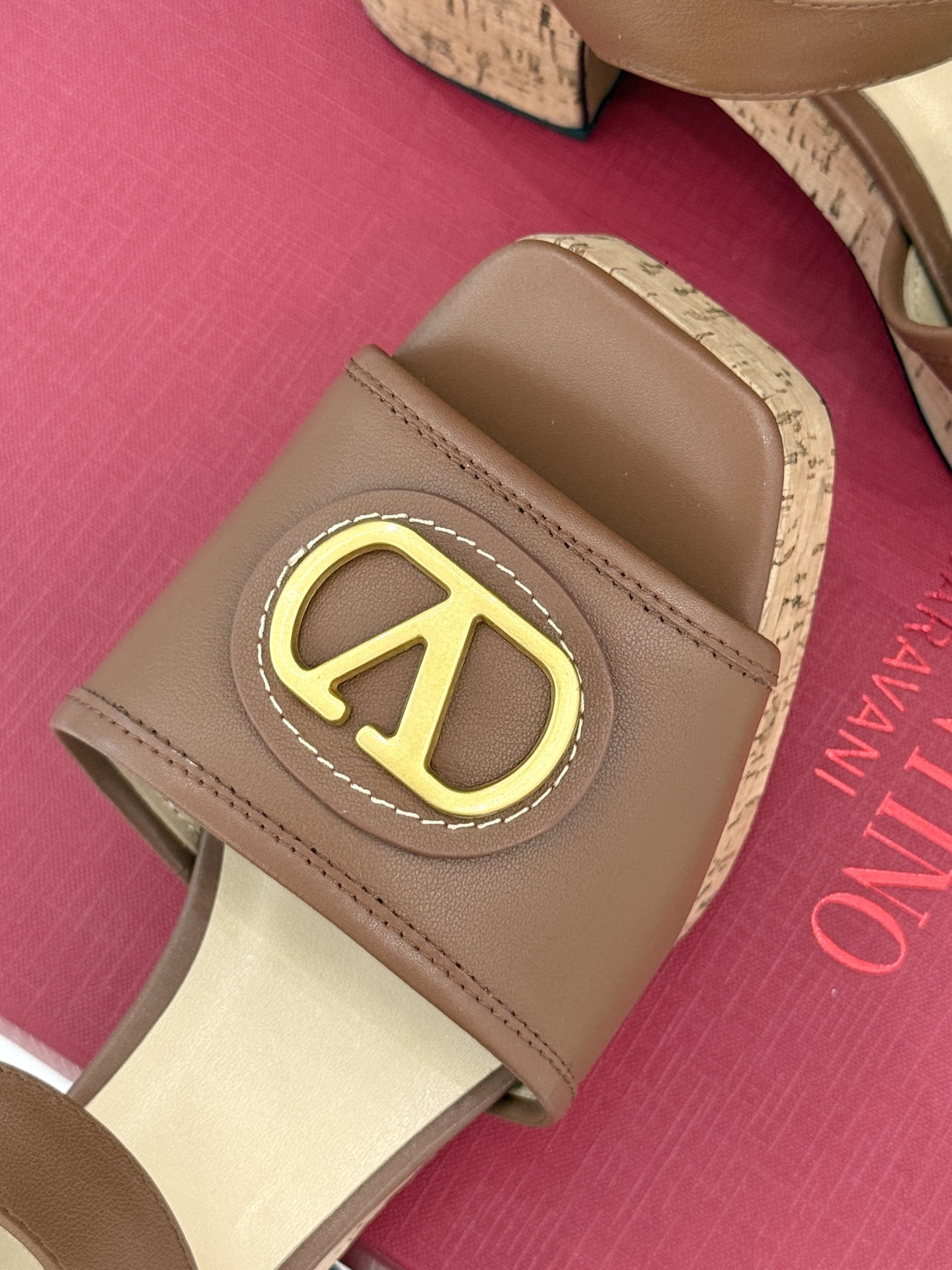 Valentino/华伦天奴25ss春夏新品
大V扣防水台木纹底高跟凉鞋
经典的大V扣设计 醒目又极