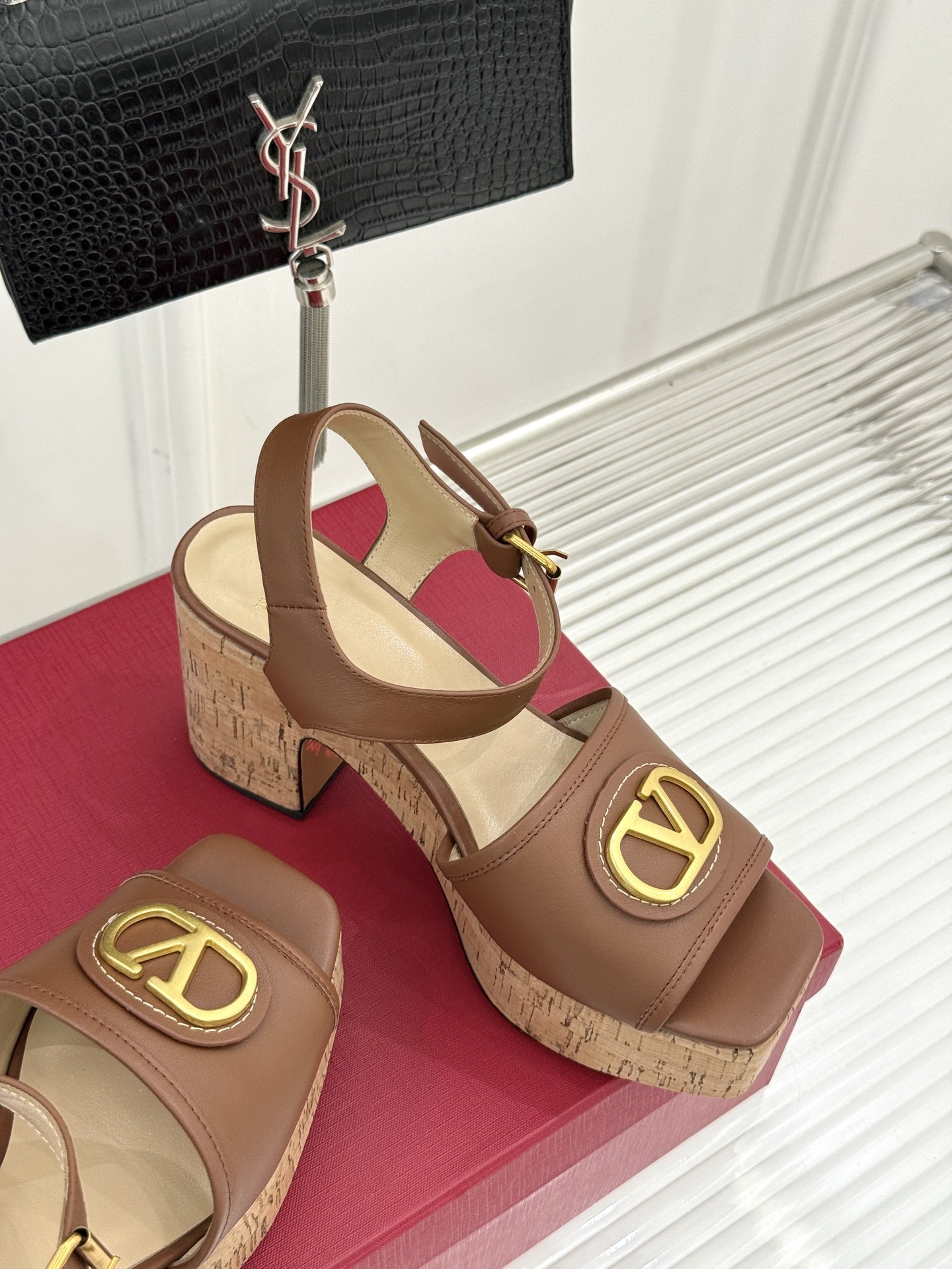 Valentino/华伦天奴25ss春夏新品
大V扣防水台木纹底高跟凉鞋
经典的大V扣设计 醒目又极