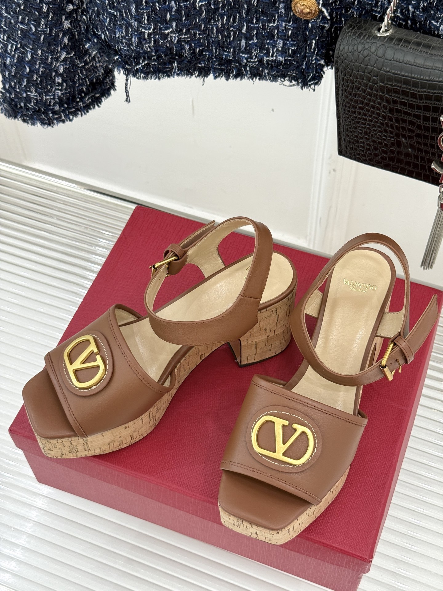 Valentino/华伦天奴25ss春夏新品
大V扣防水台木纹底高跟凉鞋
经典的大V扣设计 醒目又极