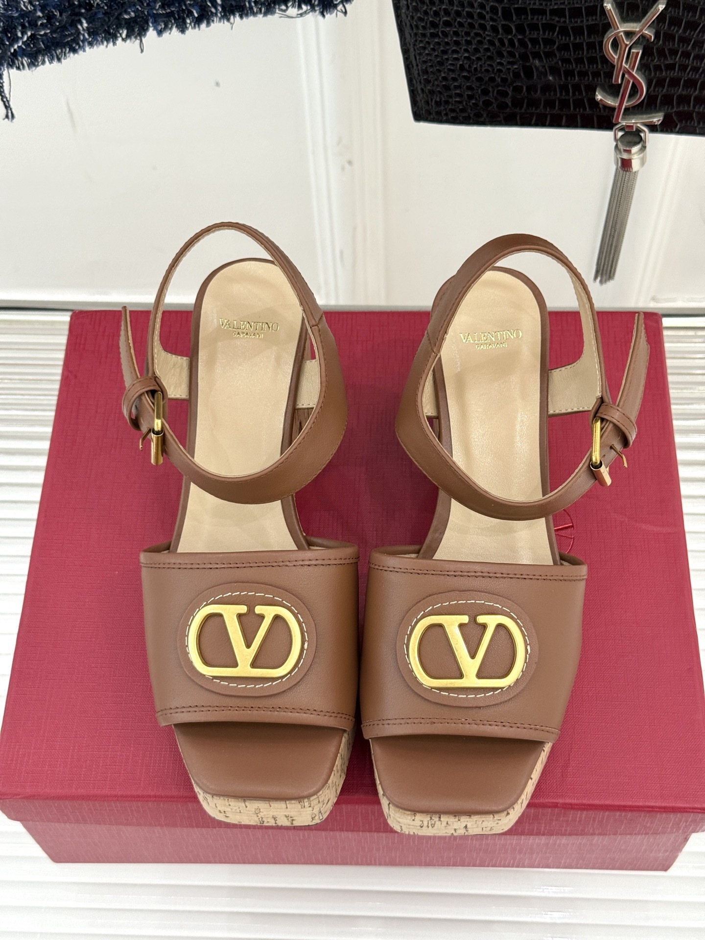 Valentino/华伦天奴25ss春夏新品
大V扣防水台木纹底高跟凉鞋
经典的大V扣设计 醒目又极