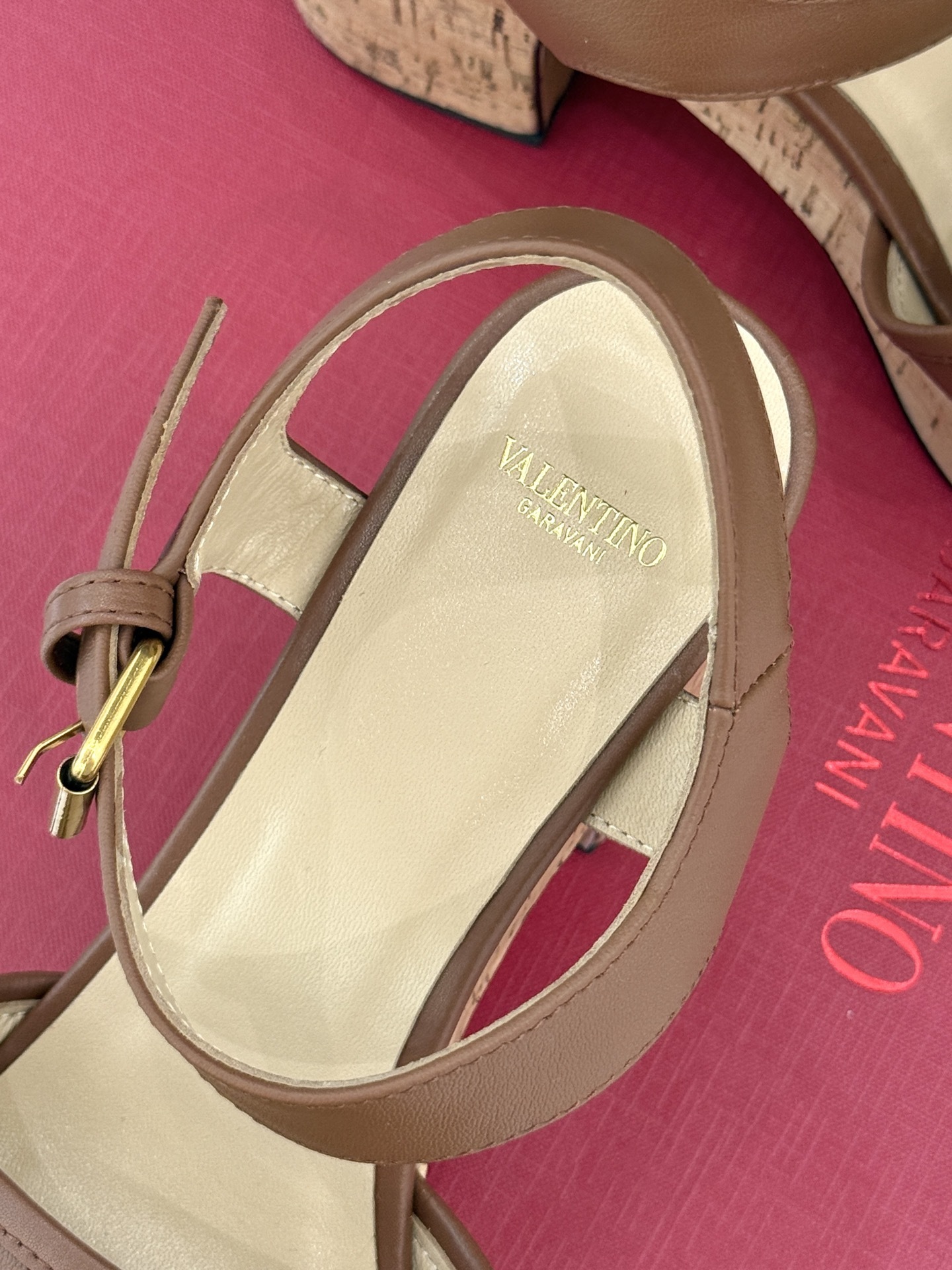 Valentino/华伦天奴25ss春夏新品
大V扣防水台木纹底高跟凉鞋
经典的大V扣设计 醒目又极