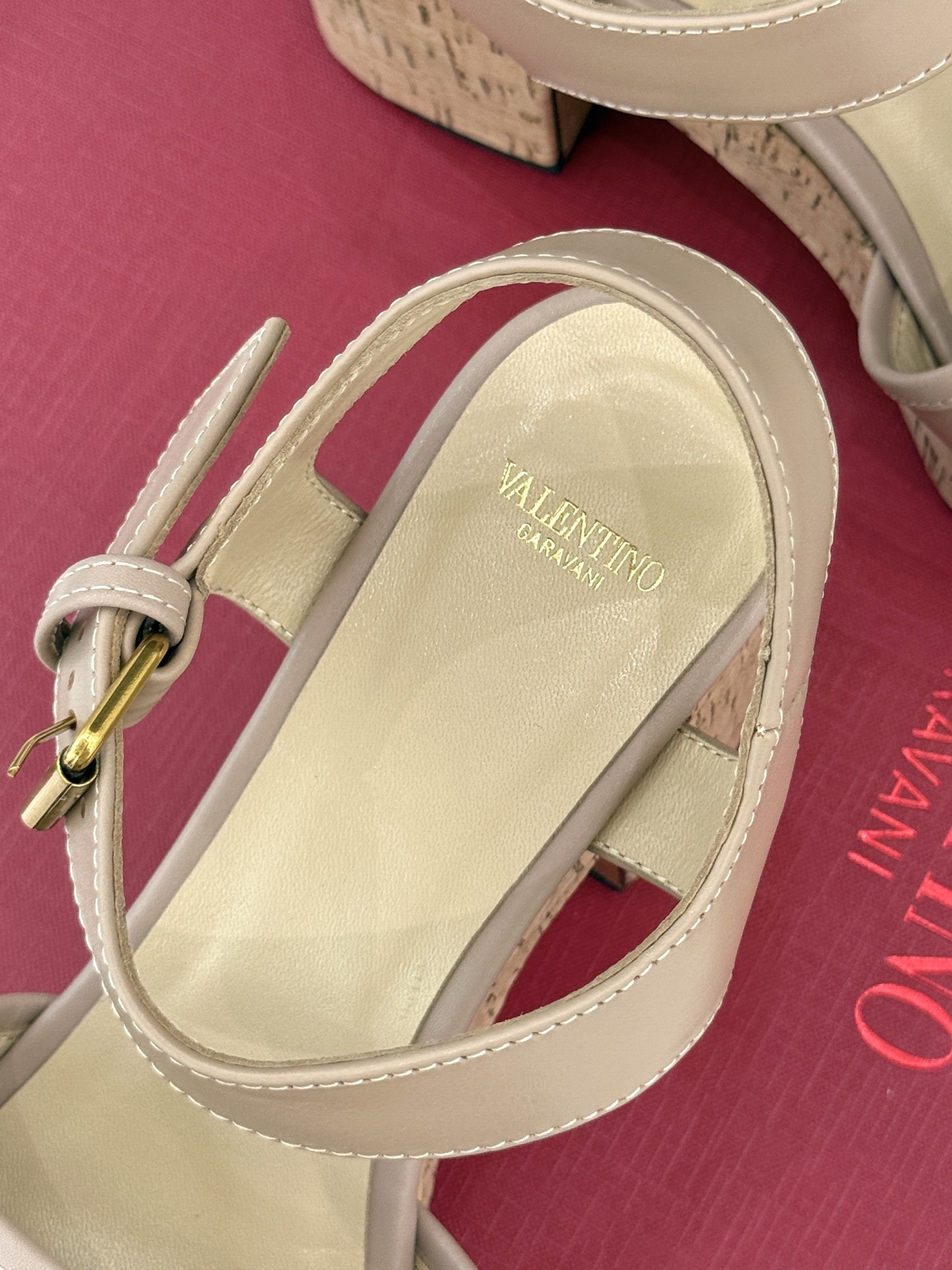 Valentino/华伦天奴25ss春夏新品
大V扣防水台木纹底高跟凉鞋
经典的大V扣设计 醒目又极