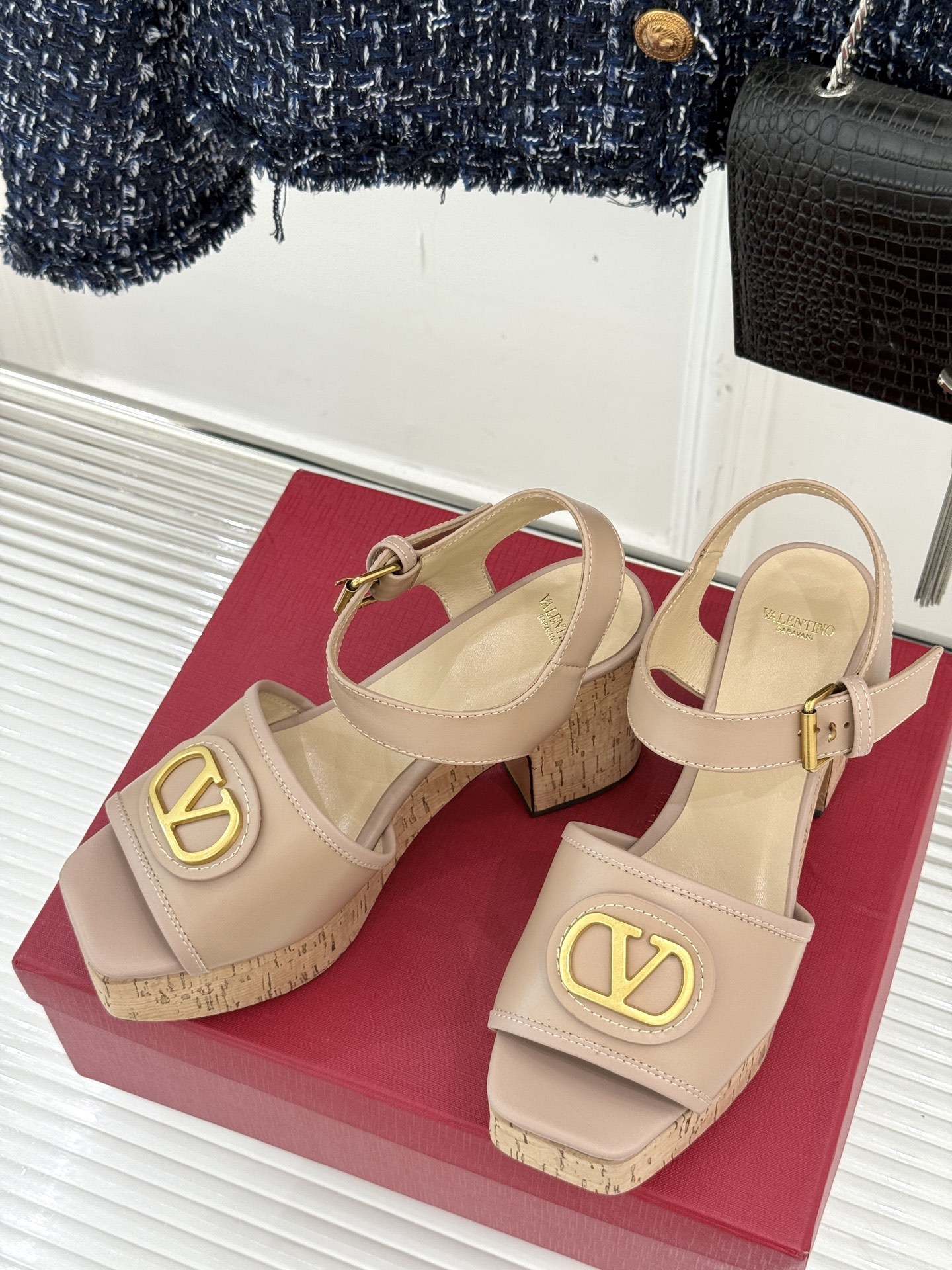 Valentino/华伦天奴25ss春夏新品
大V扣防水台木纹底高跟凉鞋
经典的大V扣设计 醒目又极