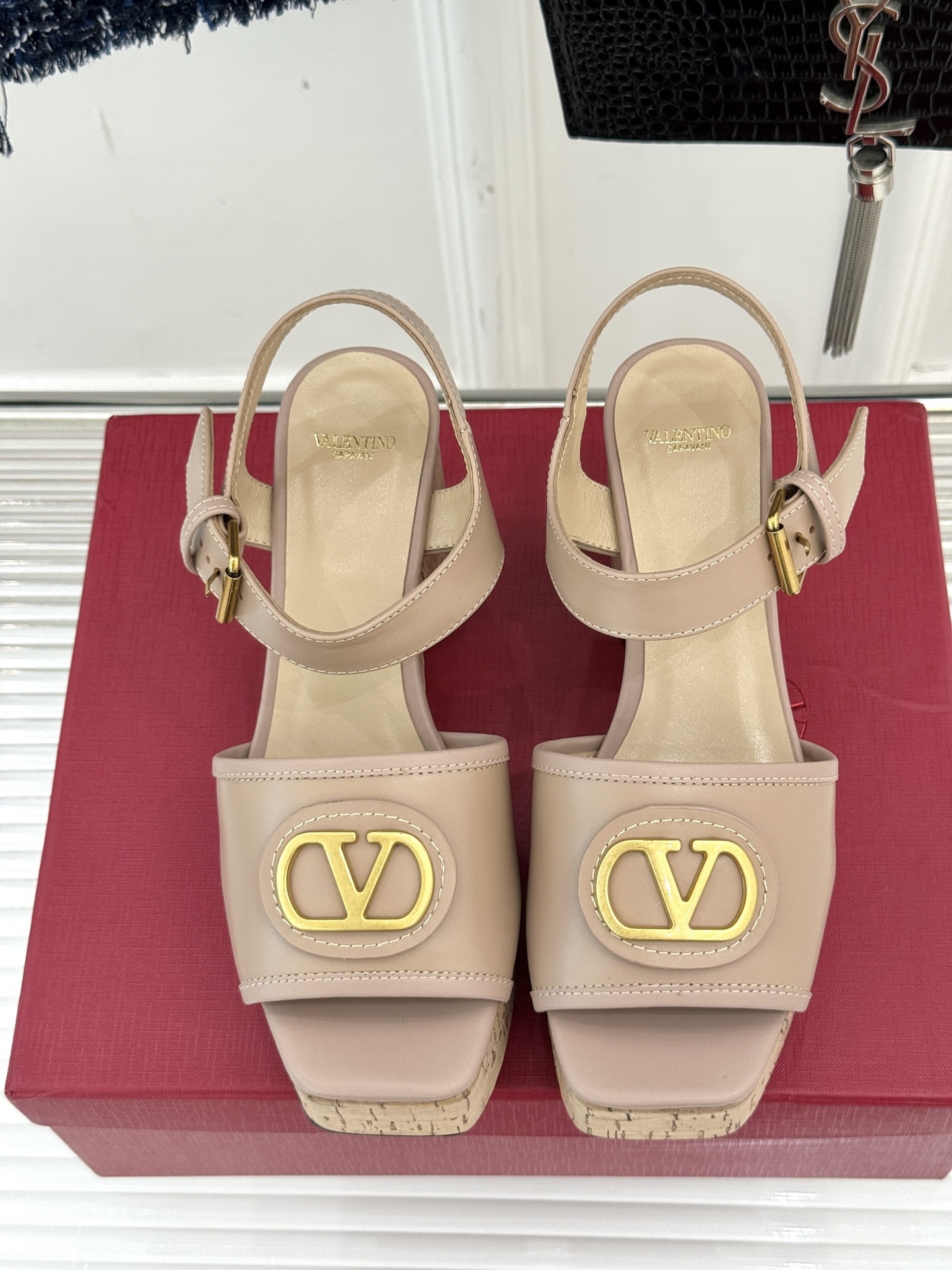 Valentino/华伦天奴25ss春夏新品
大V扣防水台木纹底高跟凉鞋
经典的大V扣设计 醒目又极