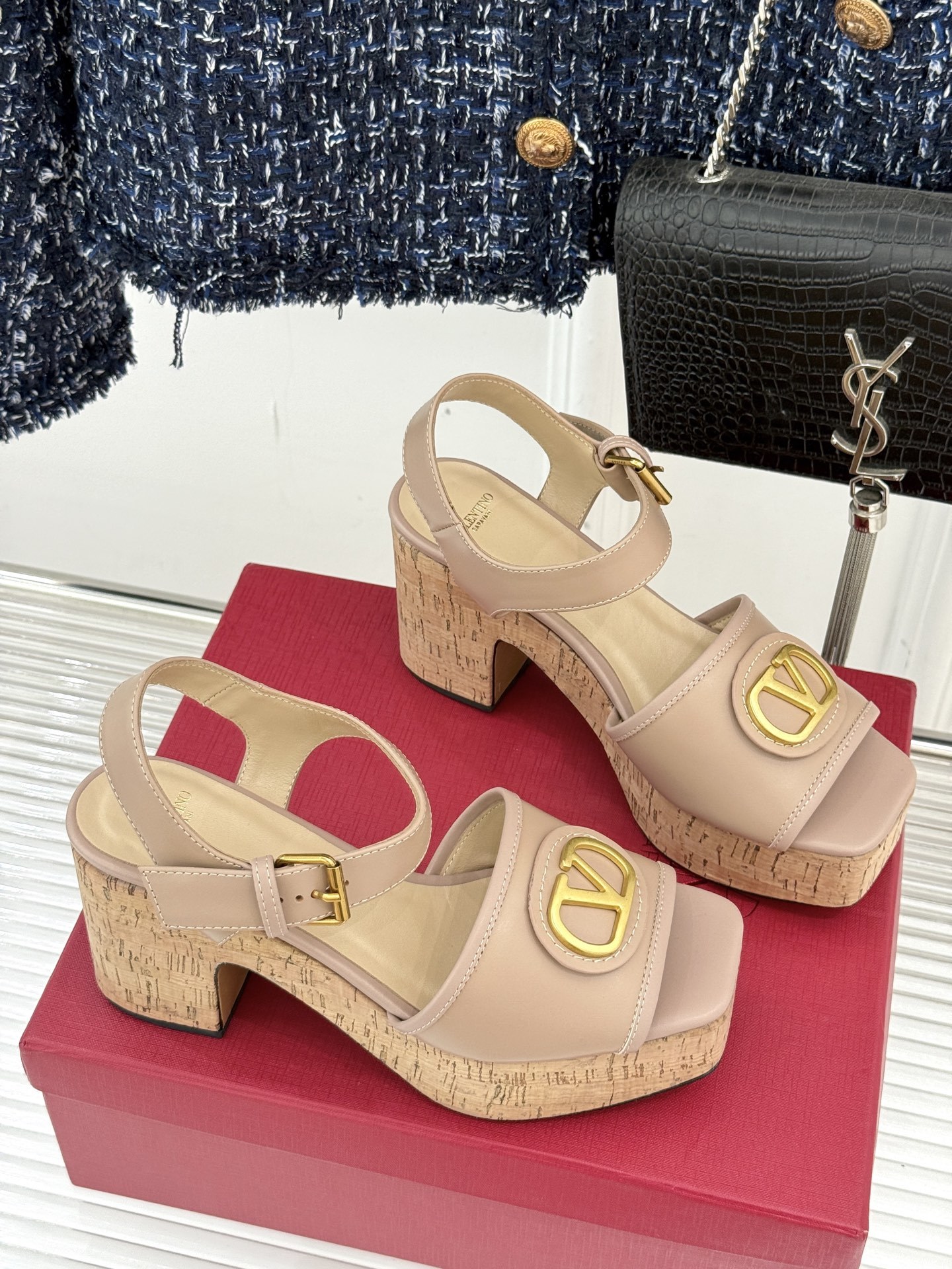 Valentino/华伦天奴25ss春夏新品
大V扣防水台木纹底高跟凉鞋
经典的大V扣设计 醒目又极