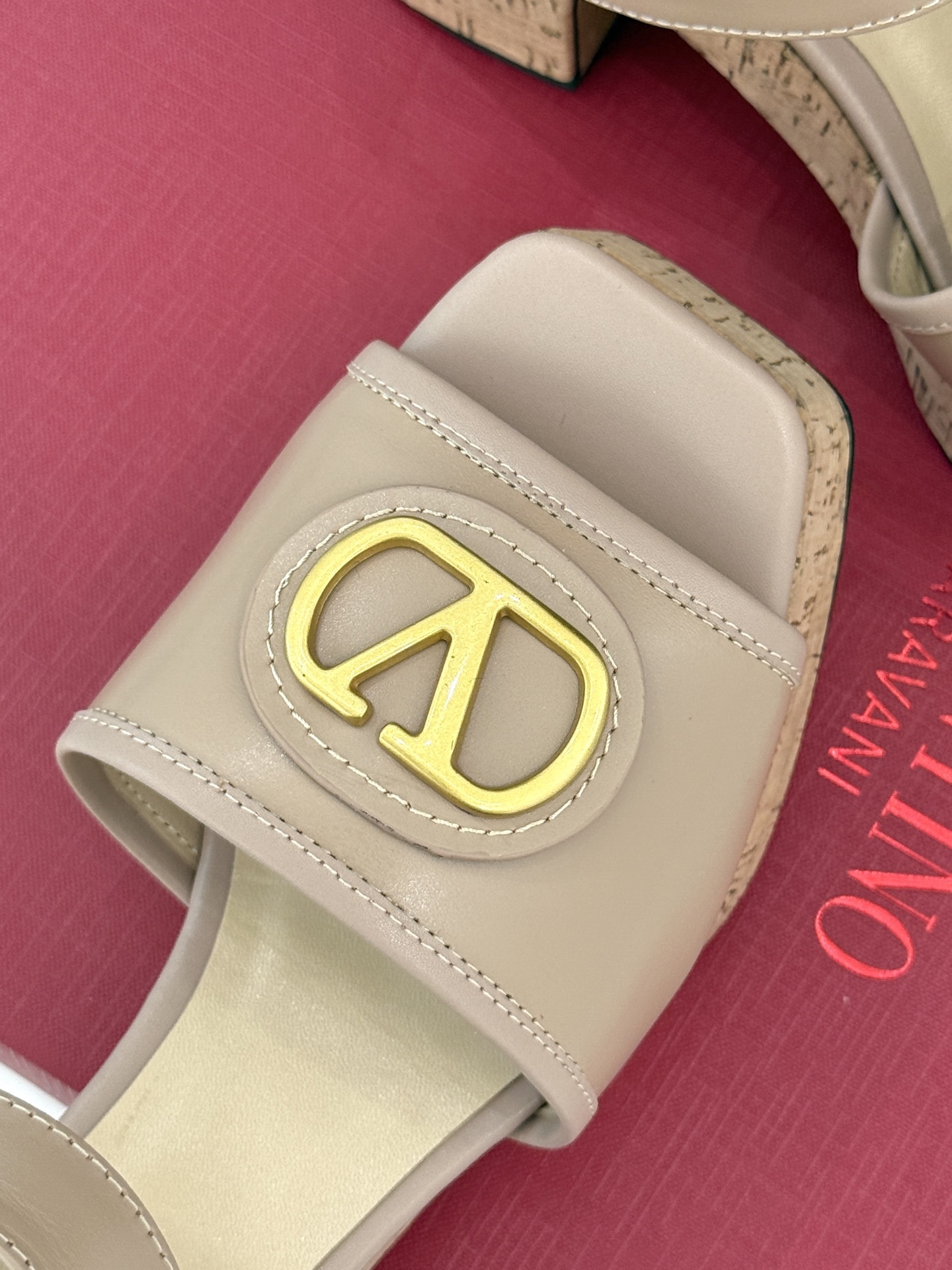 Valentino/华伦天奴25ss春夏新品
大V扣防水台木纹底高跟凉鞋
经典的大V扣设计 醒目又极