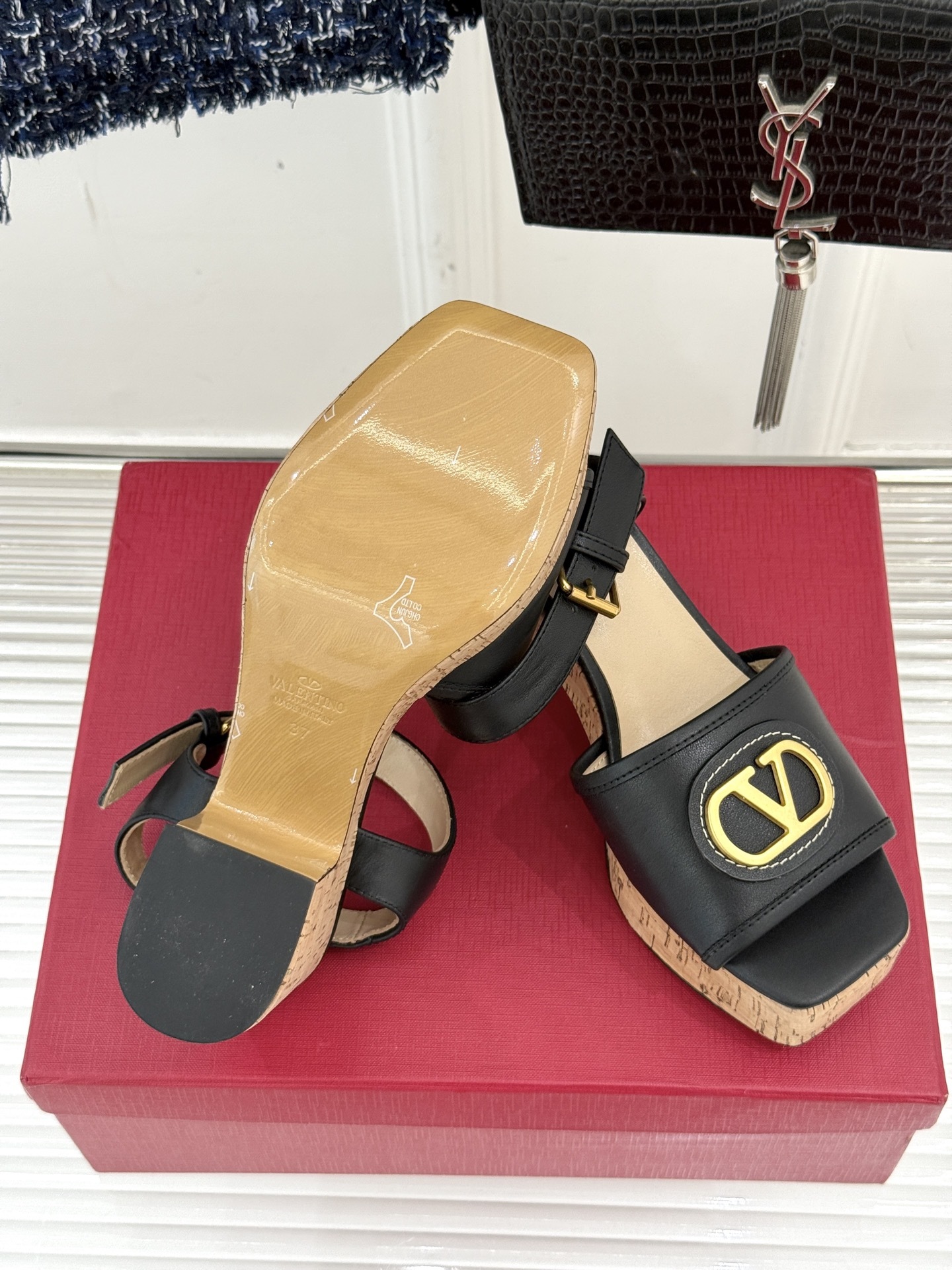 Valentino/华伦天奴25ss春夏新品
大V扣防水台木纹底高跟凉鞋
经典的大V扣设计 醒目又极