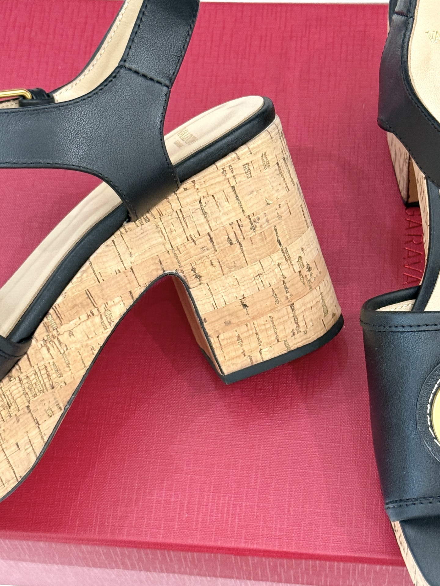 Valentino/华伦天奴25ss春夏新品
大V扣防水台木纹底高跟凉鞋
经典的大V扣设计 醒目又极