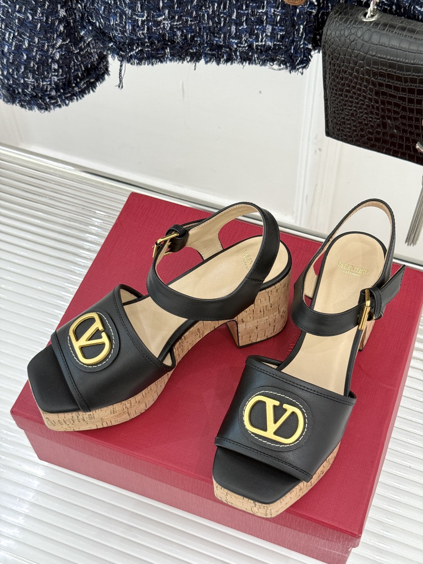 Valentino/华伦天奴25ss春夏新品
大V扣防水台木纹底高跟凉鞋
经典的大V扣设计 醒目又极