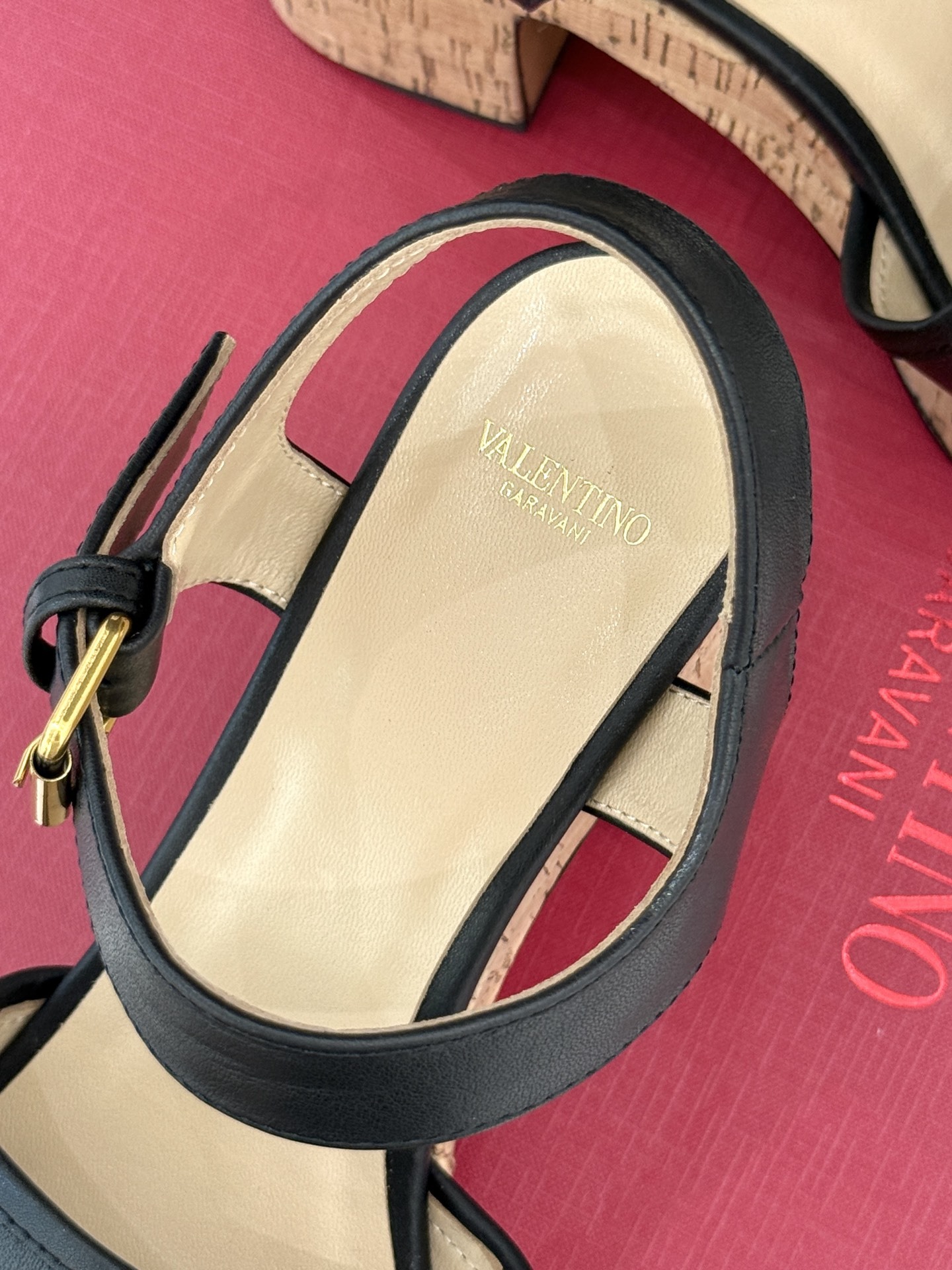 Valentino/华伦天奴25ss春夏新品
大V扣防水台木纹底高跟凉鞋
经典的大V扣设计 醒目又极