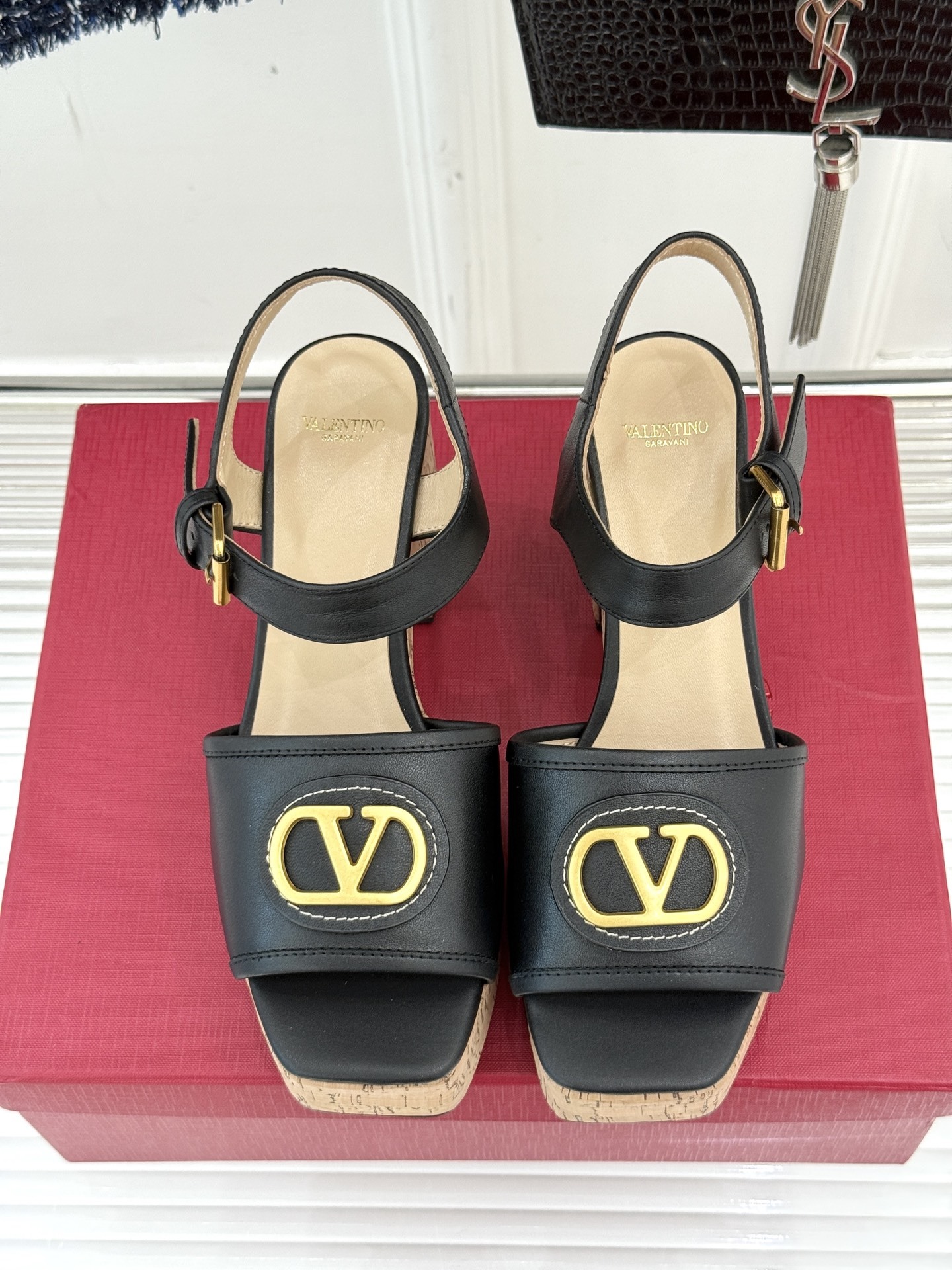 Valentino/华伦天奴25ss春夏新品
大V扣防水台木纹底高跟凉鞋
经典的大V扣设计 醒目又极