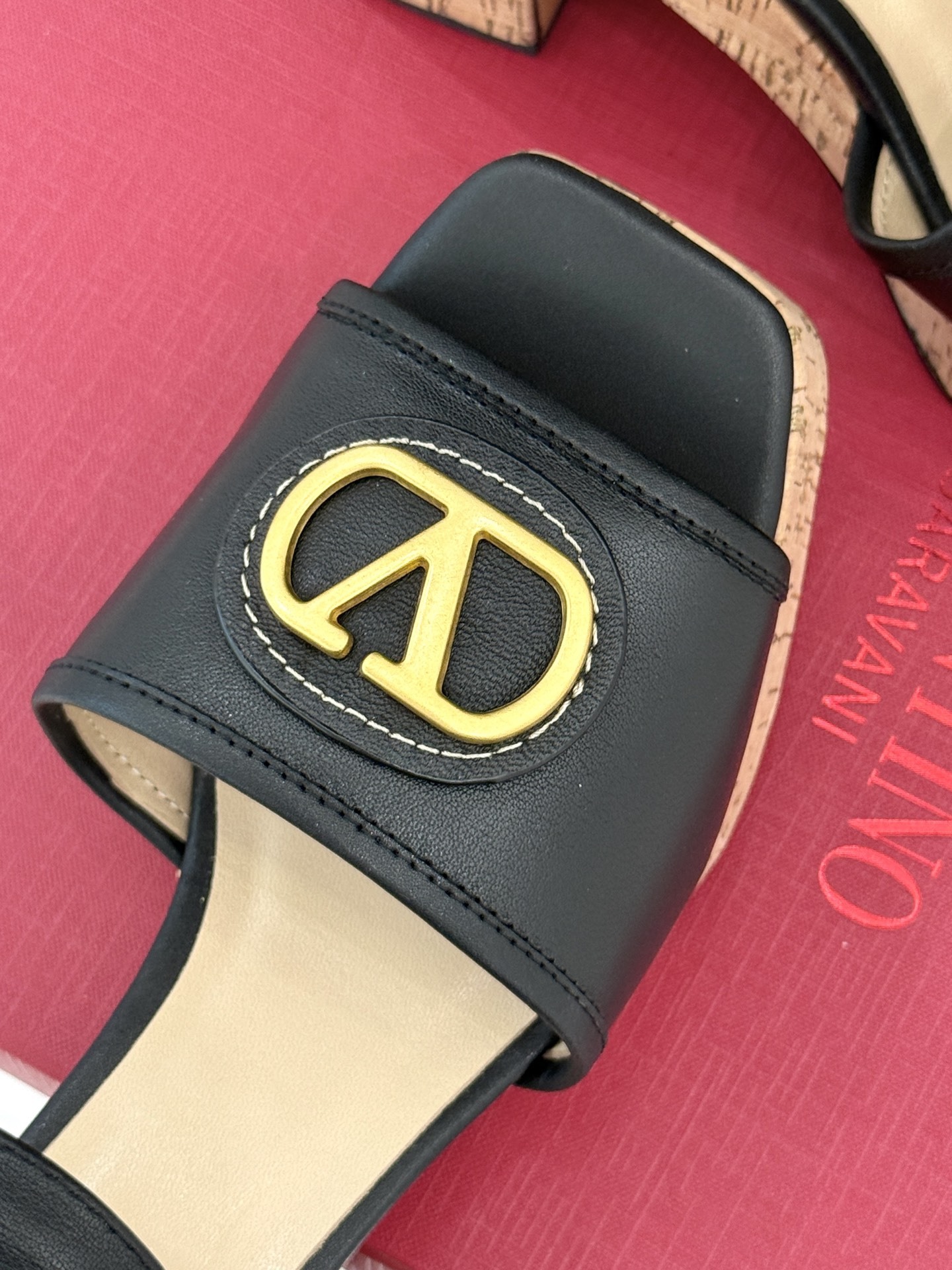 Valentino/华伦天奴25ss春夏新品
大V扣防水台木纹底高跟凉鞋
经典的大V扣设计 醒目又极