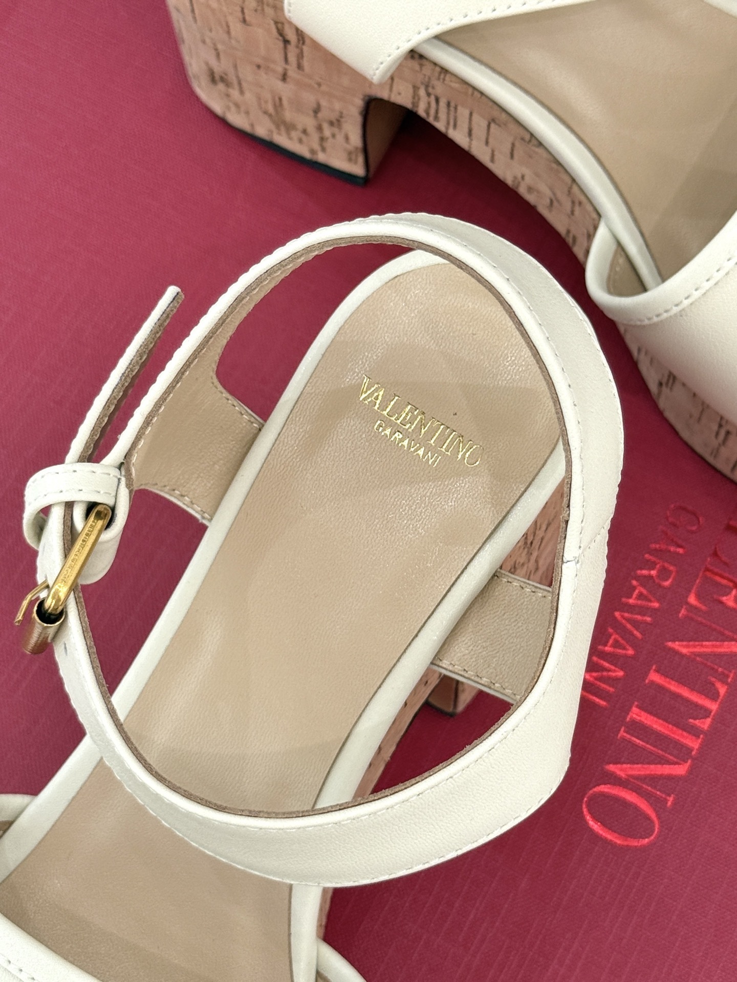 Valentino/华伦天奴25ss春夏新品
大V扣防水台木纹底高跟凉鞋
经典的大V扣设计 醒目又极