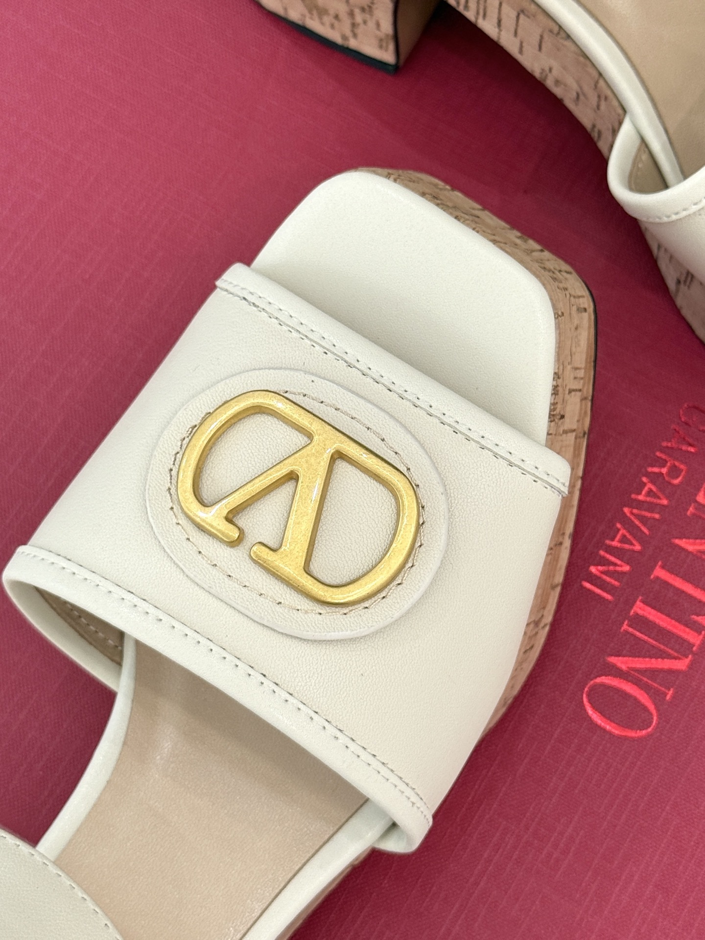 Valentino/华伦天奴25ss春夏新品
大V扣防水台木纹底高跟凉鞋
经典的大V扣设计 醒目又极