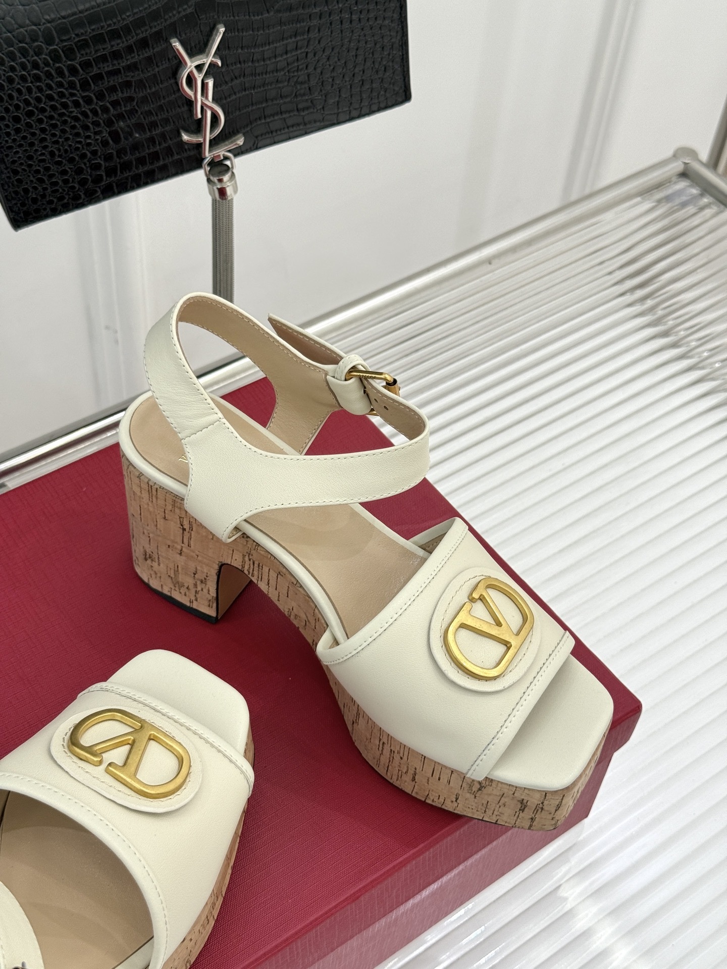Valentino/华伦天奴25ss春夏新品
大V扣防水台木纹底高跟凉鞋
经典的大V扣设计 醒目又极
