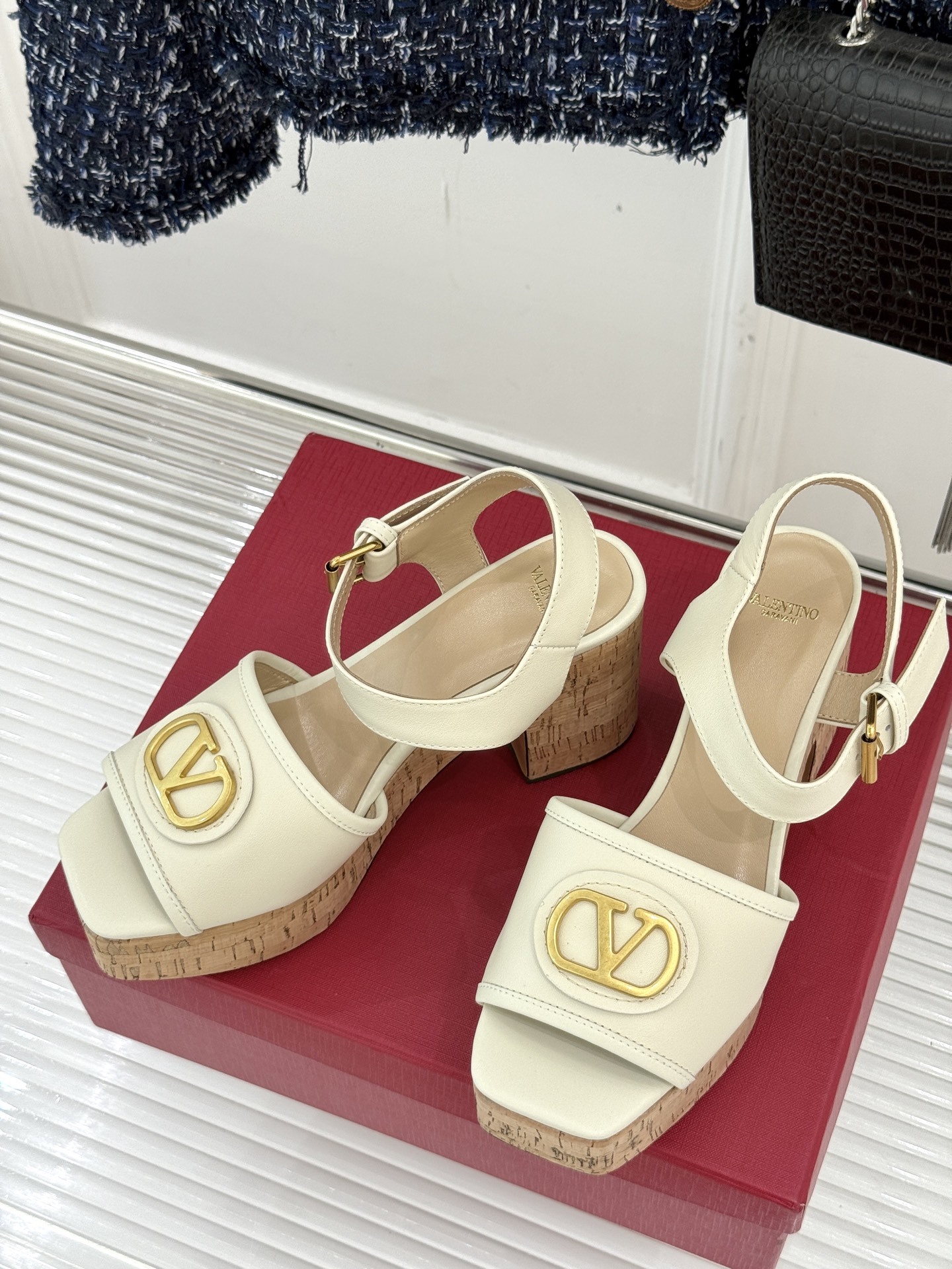 Valentino/华伦天奴25ss春夏新品
大V扣防水台木纹底高跟凉鞋
经典的大V扣设计 醒目又极