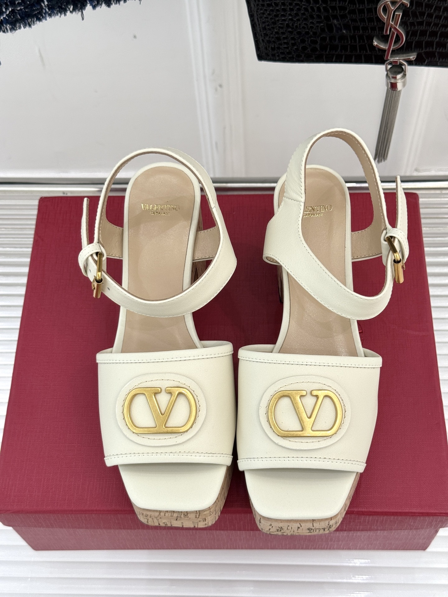 Valentino/华伦天奴25ss春夏新品
大V扣防水台木纹底高跟凉鞋
经典的大V扣设计 醒目又极
