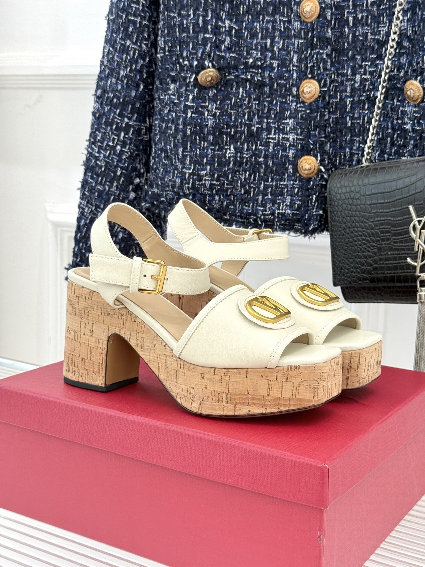 Valentino/华伦天奴25ss春夏新品
大V扣防水台木纹底高跟凉鞋
经典的大V扣设计 醒目又极
