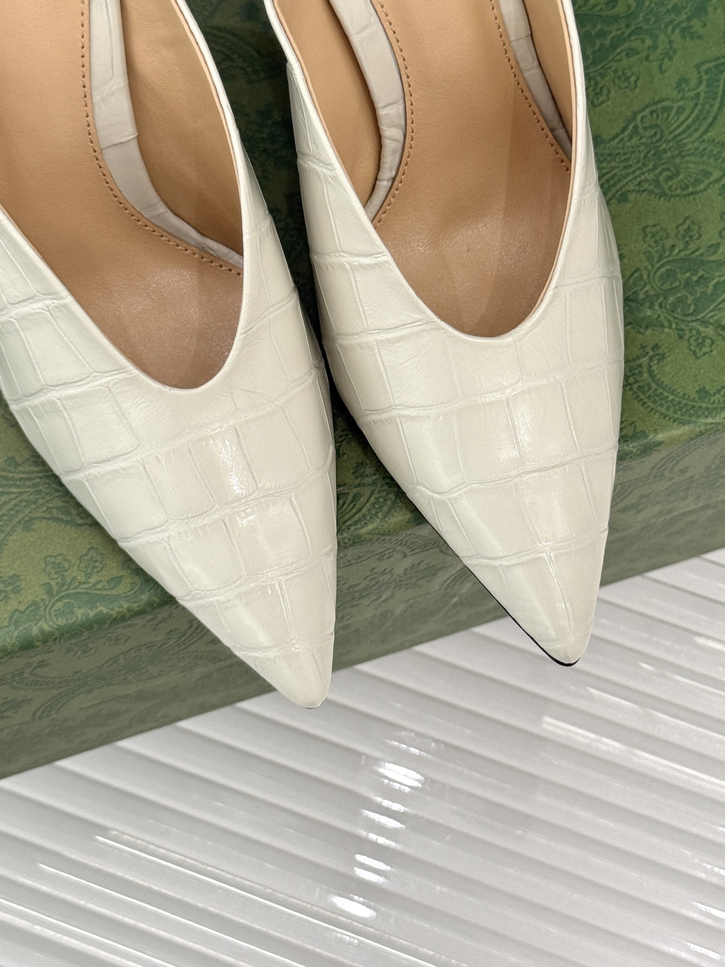 Gucci/古驰25ss春夏新品V口鳄鱼纹
尖头高跟拖鞋
标志性的V口设计 G家辨识度超高的品牌符号