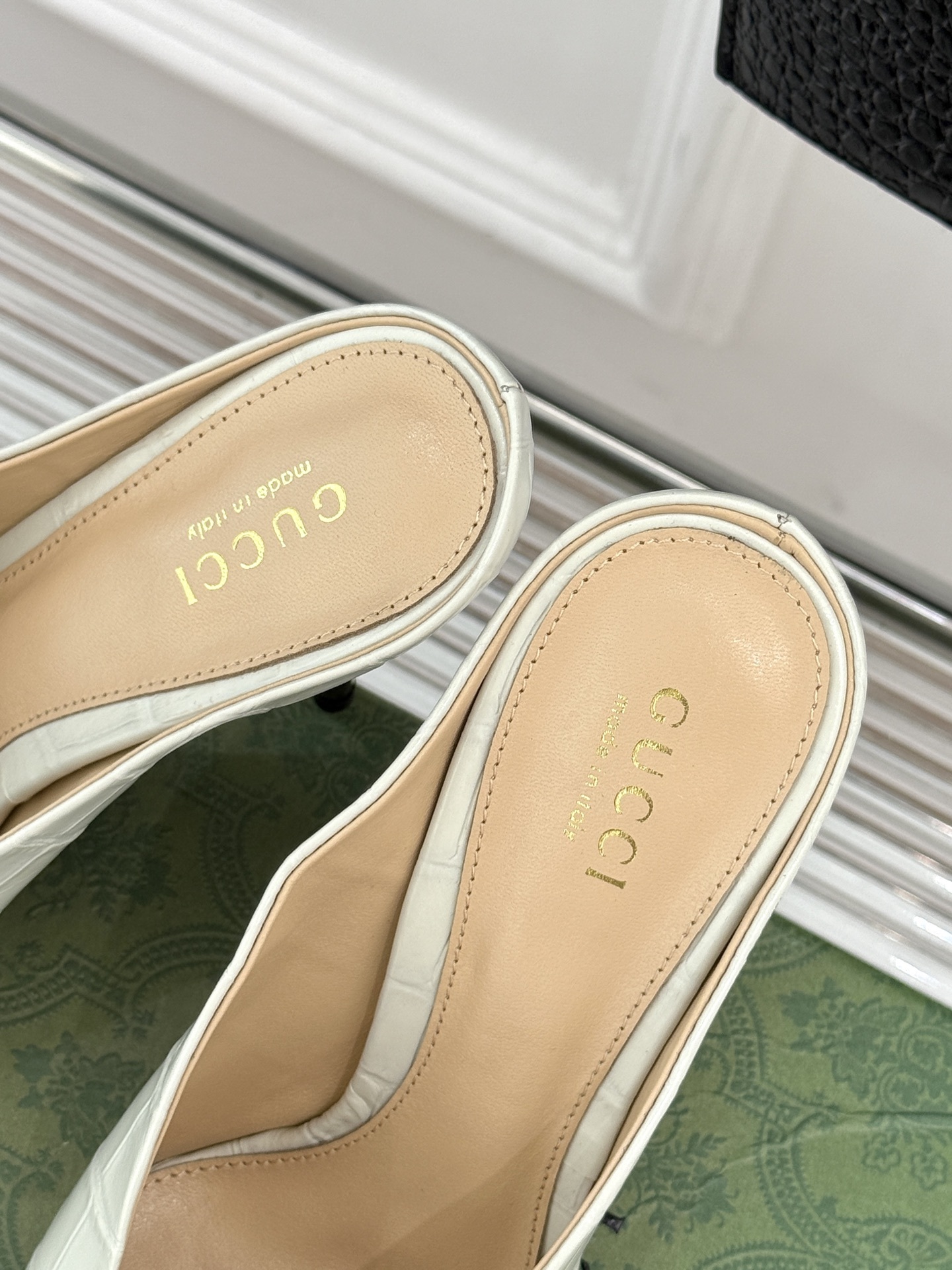 Gucci/古驰25ss春夏新品V口鳄鱼纹
尖头高跟拖鞋
标志性的V口设计 G家辨识度超高的品牌符号