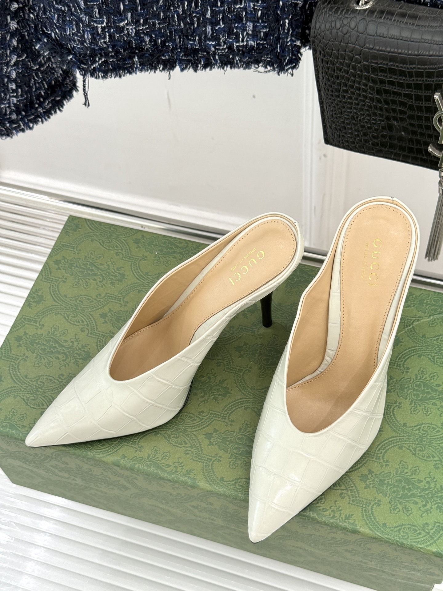 Gucci/古驰25ss春夏新品V口鳄鱼纹
尖头高跟拖鞋
标志性的V口设计 G家辨识度超高的品牌符号