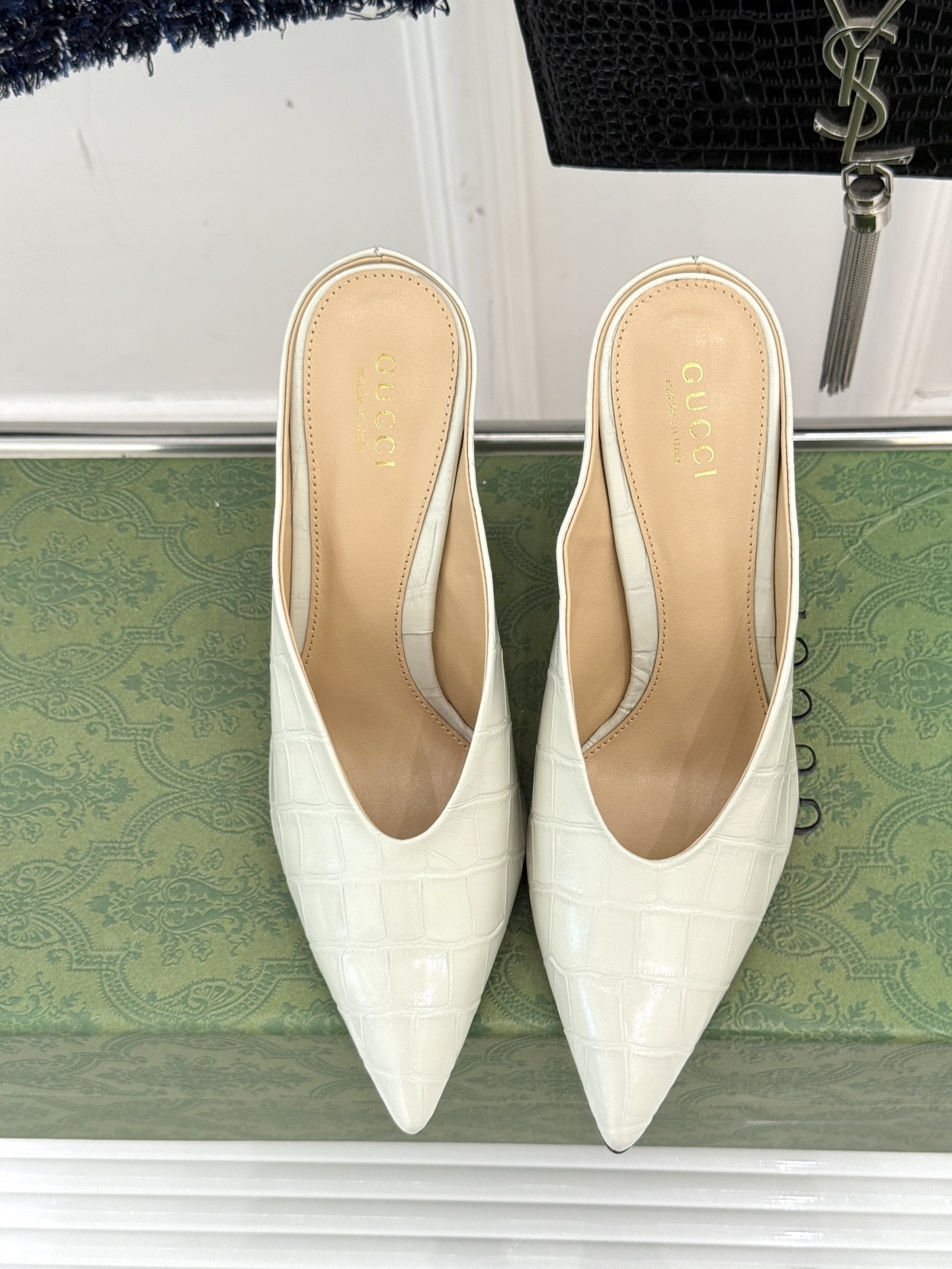 Gucci/古驰25ss春夏新品V口鳄鱼纹
尖头高跟拖鞋
标志性的V口设计 G家辨识度超高的品牌符号