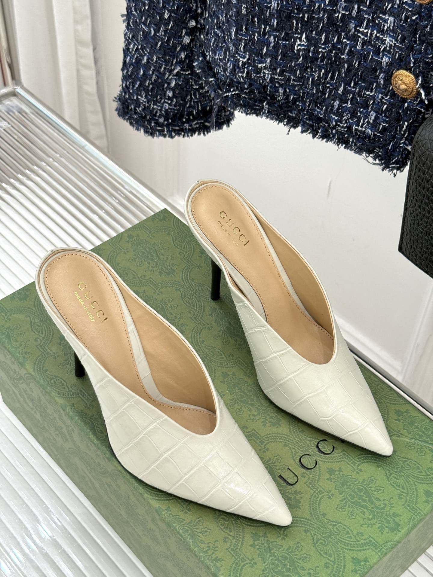 Gucci/古驰25ss春夏新品V口鳄鱼纹
尖头高跟拖鞋
标志性的V口设计 G家辨识度超高的品牌符号